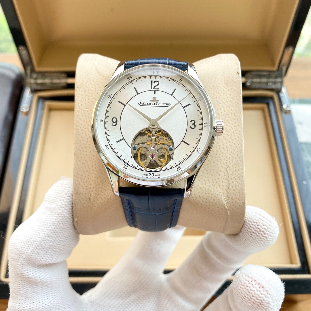 批380
积家-Jaeger-LeCoultre  大师系列 ，全新面盘，机芯摆坨双L更是加分项，手表玩家不可错过的一款经典精品，类型：男士腕表。表壳：316精钢（做工上乘）。表带：全钢钢带/进口小牛皮/原装扣。机芯：原装进口西铁城8215全自动机械机芯（走时稳定）。尺寸：直径同步官方39mm⚠️请认准独家品质