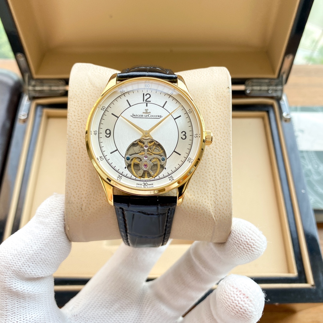 批380
积家-Jaeger-LeCoultre  大师系列 ，全新面盘，机芯摆坨双L更是加分项，手表玩家不可错过的一款经典精品，类型：男士腕表。表壳：316精钢（做工上乘）。表带：全钢钢带/进口小牛皮/原装扣。机芯：原装进口西铁城8215全自动机械机芯（走时稳定）。尺寸：直径同步官方39mm⚠️请认准独家品质