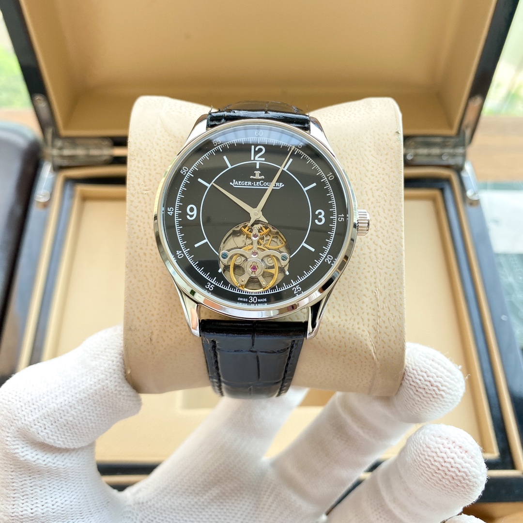 批380
积家-Jaeger-LeCoultre  大师系列 ，全新面盘，机芯摆坨双L更是加分项，手表玩家不可错过的一款经典精品，类型：男士腕表。表壳：316精钢（做工上乘）。表带：全钢钢带/进口小牛皮/原装扣。机芯：原装进口西铁城8215全自动机械机芯（走时稳定）。尺寸：直径同步官方39mm⚠️请认准独家品质