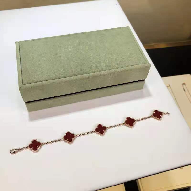 NO:102127,Four-leaf clover five-flower bracelets must be purchased. White natural white fritillaria red natural chalcedony black agate. Consistent natural stone. Every stone is carefully selected. Vca bracelet. Bracelet.19860909四叶草五花手链 五花手链必须入手 白色天然白贝母 红色天然红玉髓 黑色天然黑玛瑙 一致天然石 每一个石头都是精挑细选,Vca手链,bracelet,Jewelry