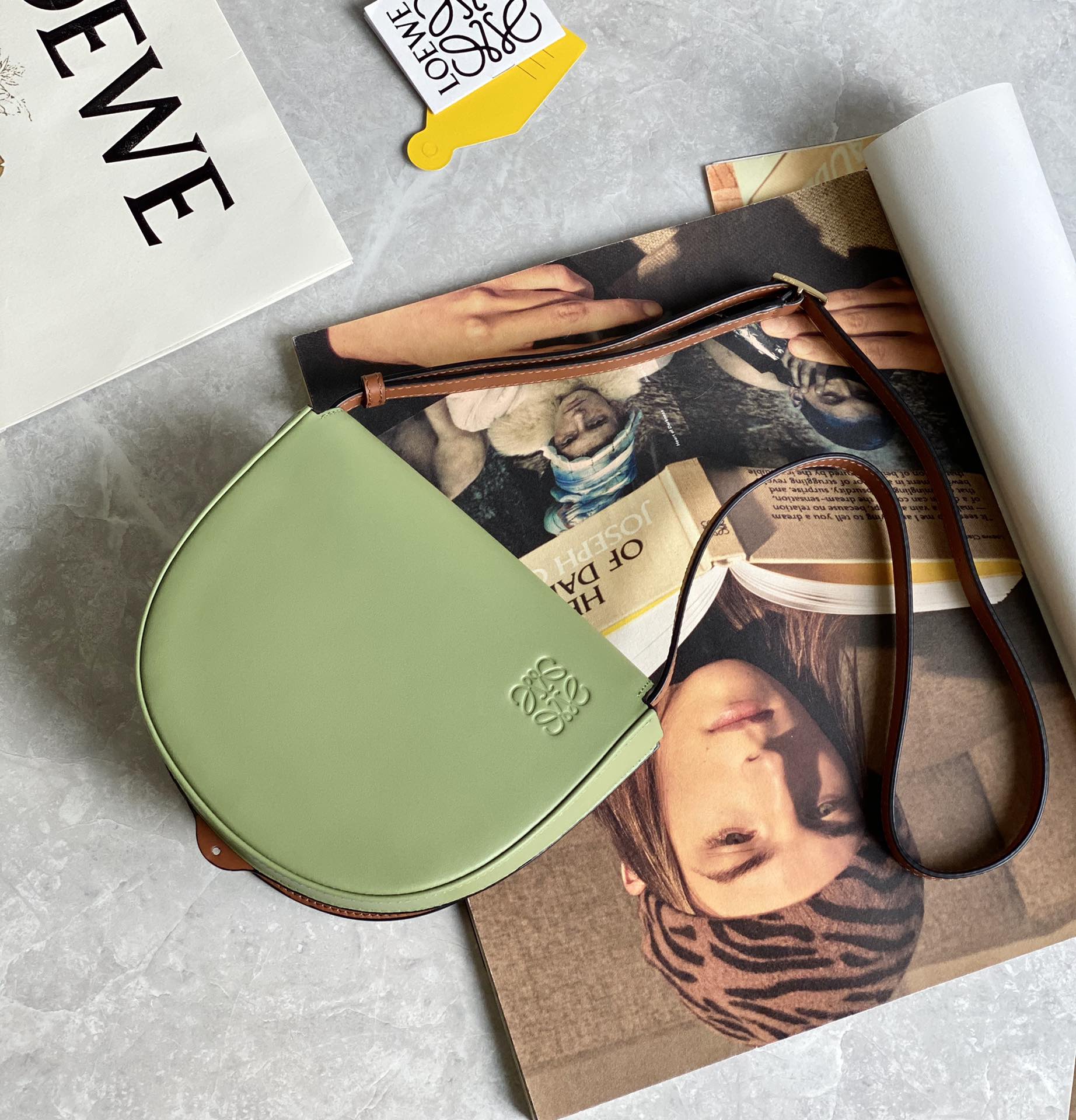 LOEWE罗意威 Heel duo系列单肩包 0508牛油果绿/棕