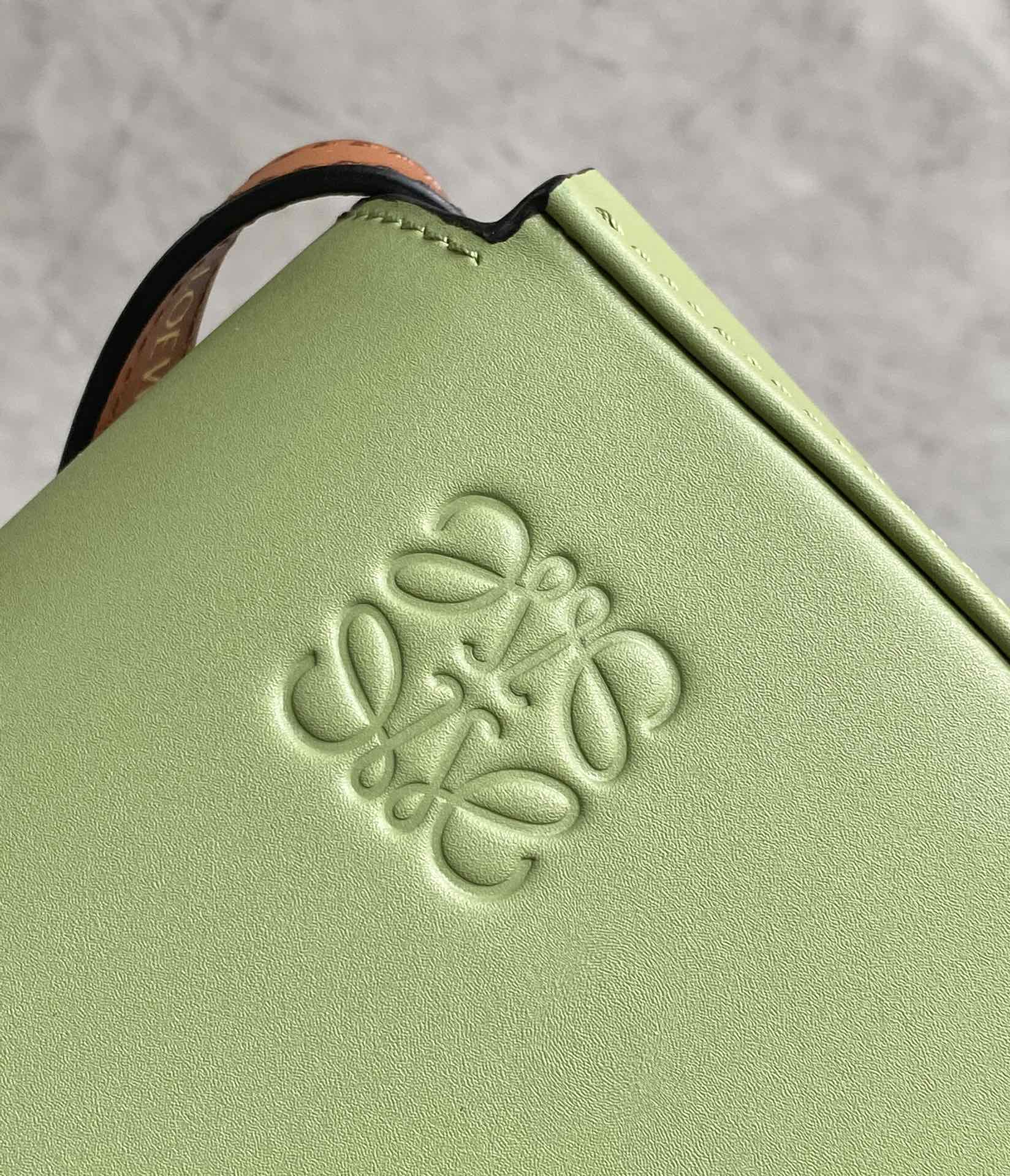 LOEWE罗意威 Heel duo系列单肩包 0508牛油果绿/棕