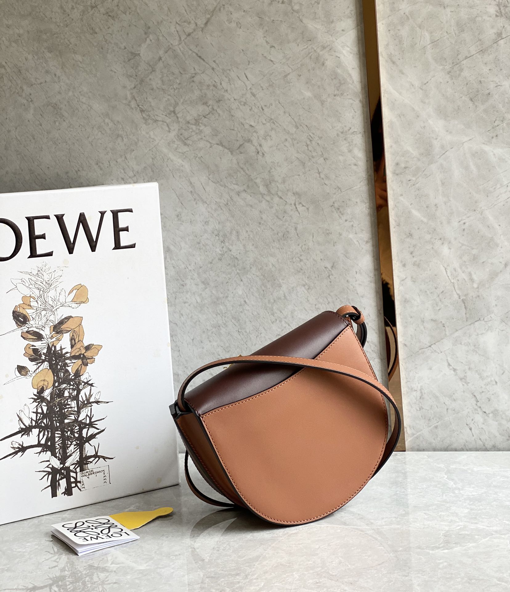 LOEWE罗意威 Heel duo系列单肩包 0508酒红/棕