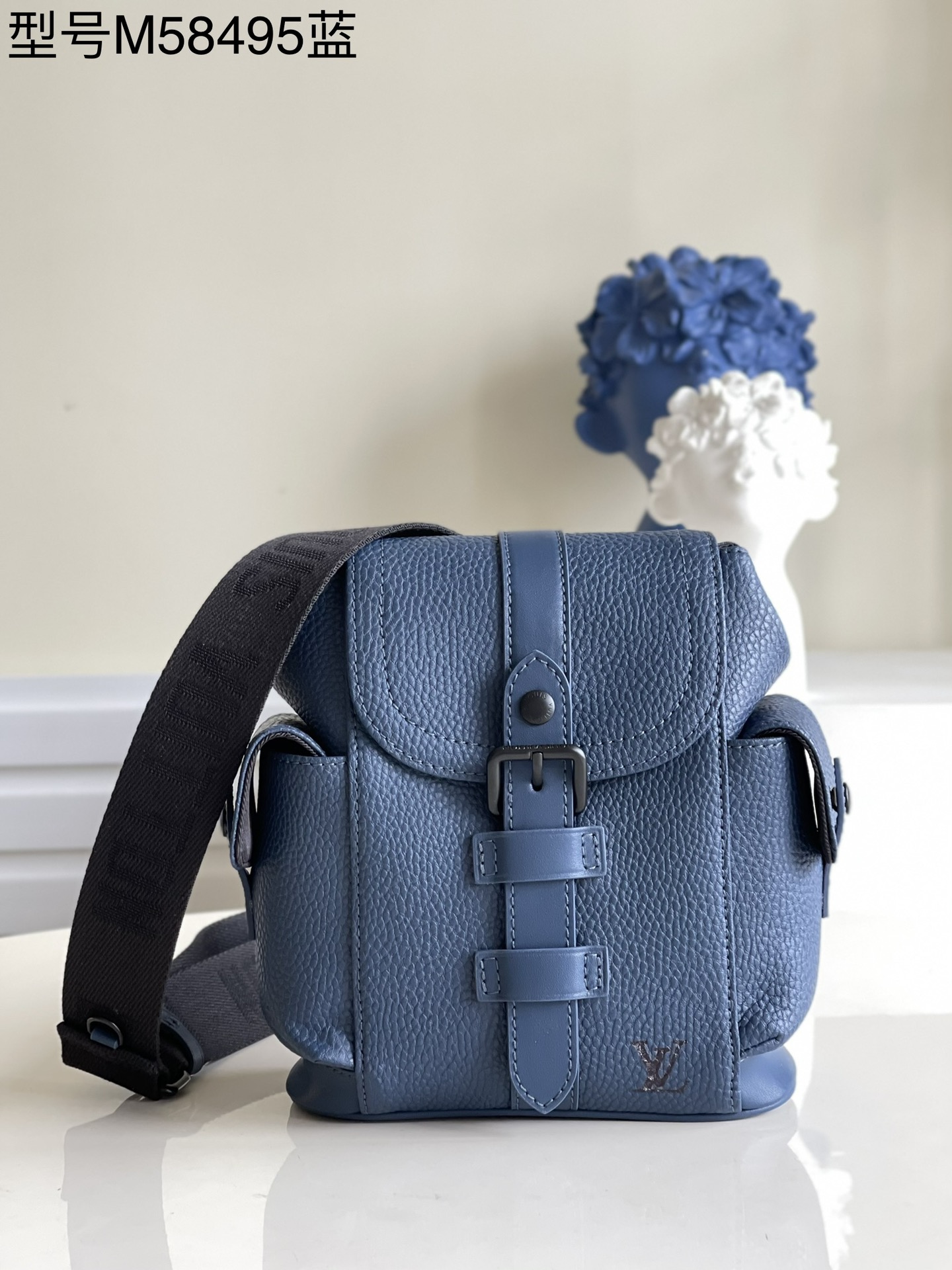 NO:397341,【Exclusive real photo M58495】Christopher XS backpack is a concentrated version of Louis Vuitton classic Christopher backpack. It is made of delicate Taurillon leather, with side pockets and spring buckles, which can accommodate wallets, mobile phones, etc., providing collectors with another trendy choice. LV logo straps enable shoulder or crossbody selection. Size 14 x 19.5 x 5 cm m.700, LV [original leather], louis vuitton, louis vuitton, louis vuitton19860909【独家实拍M58495】Christopher XS 双肩包是路易威登经典 Christopher 双肩包的浓缩版本,取材细腻 Taurillon 皮革,设有侧袋和弹簧扣,可容纳钱夹、手机等随行所需,为收藏家提供又一潮流之选.LV 标识肩带实现肩背或斜挎选择.尺寸14 x 19.5 x 5 厘米 m.700,LV【原厂皮】,louis vuitton,louis vuitton,Bag