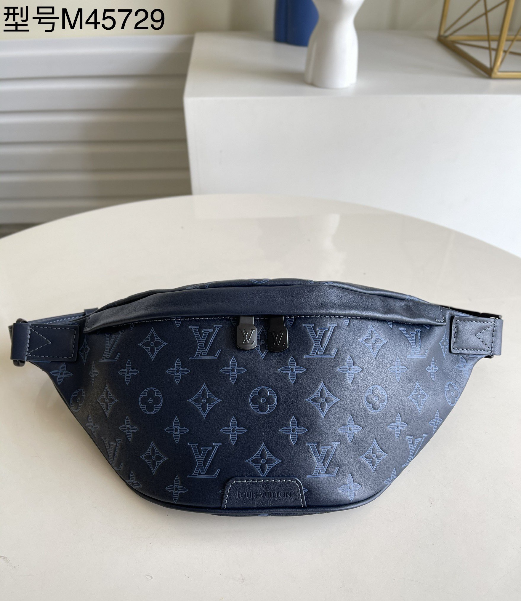 NO:397339,【Exclusive real shot M45729】This Discovery waist bag is made of Monogram Shadow calf leather, showing the clever superposition of Monogram prints and embossed with the same elements, witnessing the fusion of cozy atmosphere and pioneering trends. The adjustable belt also offers shoulder and back choice. Size 44 x 15 x 9 cm m.650, LV [original leather], louis vuitton, cowhide19860909【独家实拍M45729】本款 Discovery 腰包取材 Monogram Shadow 小牛皮,展现 Monogram 印花与相同元素压纹的巧妙叠加,见证惬意氛围与先锋潮流的融合.可调节腰带亦提供肩背选择.尺寸44 x 15 x 9 厘米 m.650,LV【原厂皮】,louis vuitton,cowhide,Bag