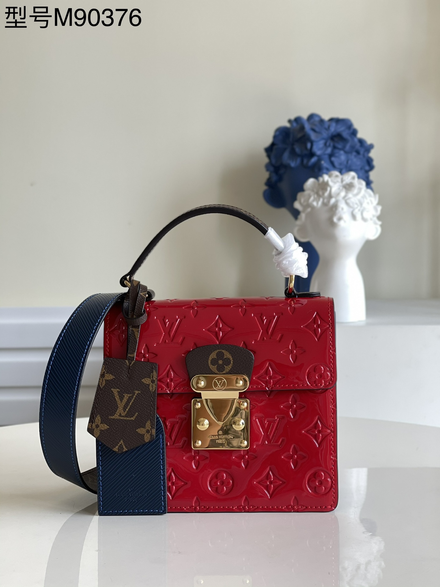 NO:397345,【Exclusive real photo M90376 red】SPRING STREET handbag This Spring Street handbag is made of Monogram Vernis painted cowhide, with a versatile style. Inspired by the design launched by Marc Jacobs, the original women's art director, in 1999, uses contrasting iconic fabrics to create a neat and avant-garde style. The top handle and removable shoulder straps bring a variety of carry options. Size 17.0 x 16.0 x 8.5 cm P.730, LV [original leather], louis vuitton, cowhide19860909【独家实拍M90376红】SPRING STREET 手袋此款Spring Street手袋采用Monogram Vernis漆面牛皮,风格百搭.以原女装艺术总监Marc Jacobs于1999年推出的设计为灵感,运用对比色标志性面料,打造出利落而前卫的格调.顶部手柄与可拆卸肩带带来多种背携选择.尺寸17.0 x 16.0 x 8.5 cm P.730,LV【原厂皮】,louis vuitton,cowhide,Bag