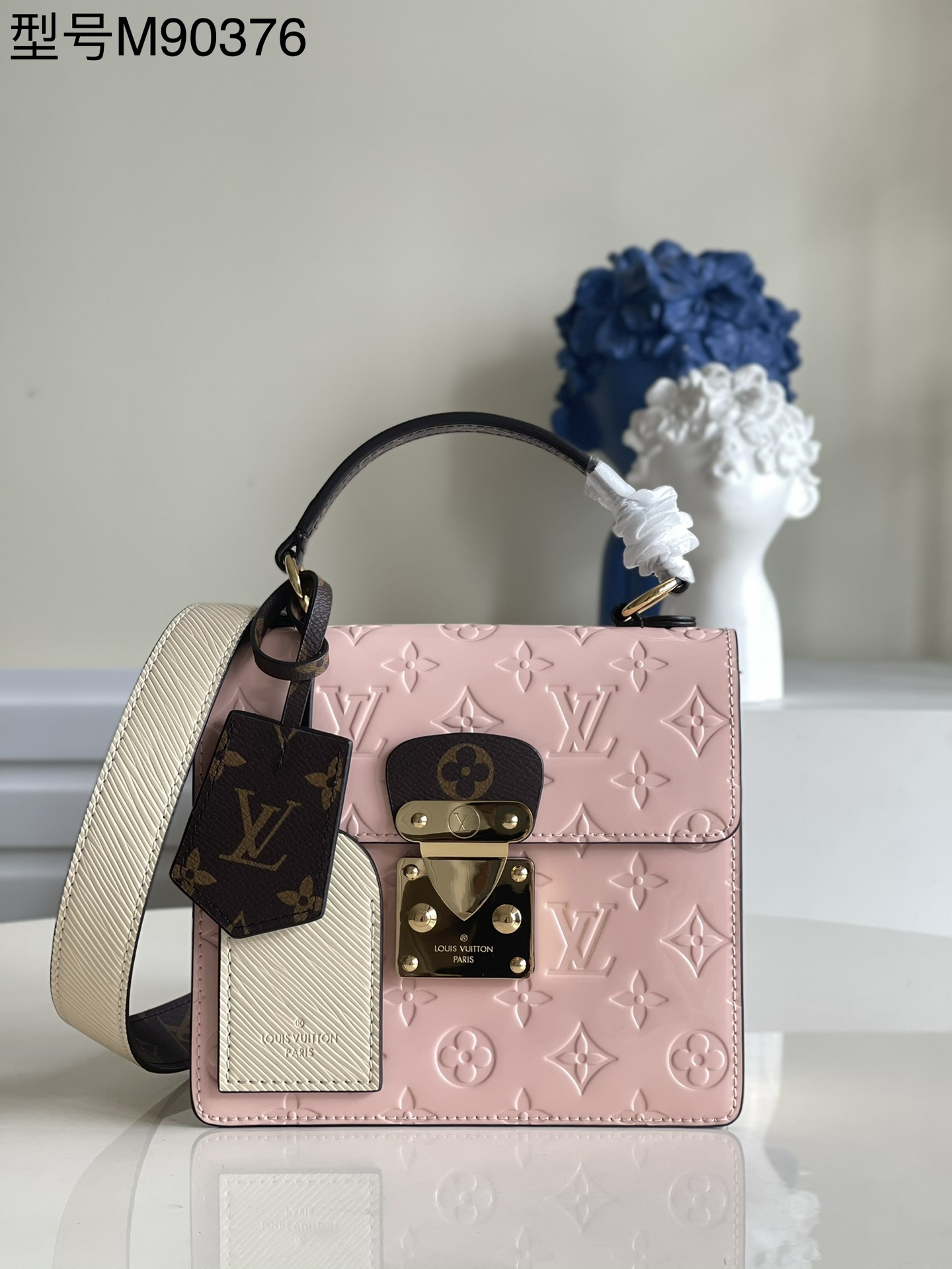 NO:397348,【Exclusive real-life M90376 powder】SPRING STREET handbag This Spring Street handbag is made of Monogram Vernis painted cowhide, with a versatile style. Inspired by the original women's art director Marc Jacobs in 1999, it uses contrasting color iconic fabrics to create a neat and avant-garde style. The top handle and removable shoulder straps bring a variety of carry options. Size 17.0 x 16.0 x 8.5 cm P.730, LV [original leather], louis vuitton, cowhide19860909【独家实拍M90376粉】SPRING STREET 手袋此款Spring Street手袋采用Monogram Vernis漆面牛皮,风格百搭.以原女装艺术总监Marc Jacobs于1999年推出的设计为灵感,运用对比色标志性面料,打造出利落而前卫的格调.顶部手柄与可拆卸肩带带来多种背携选择.尺寸17.0 x 16.0 x 8.5 cm P.730,LV【原厂皮】,louis vuitton,cowhide,Bag