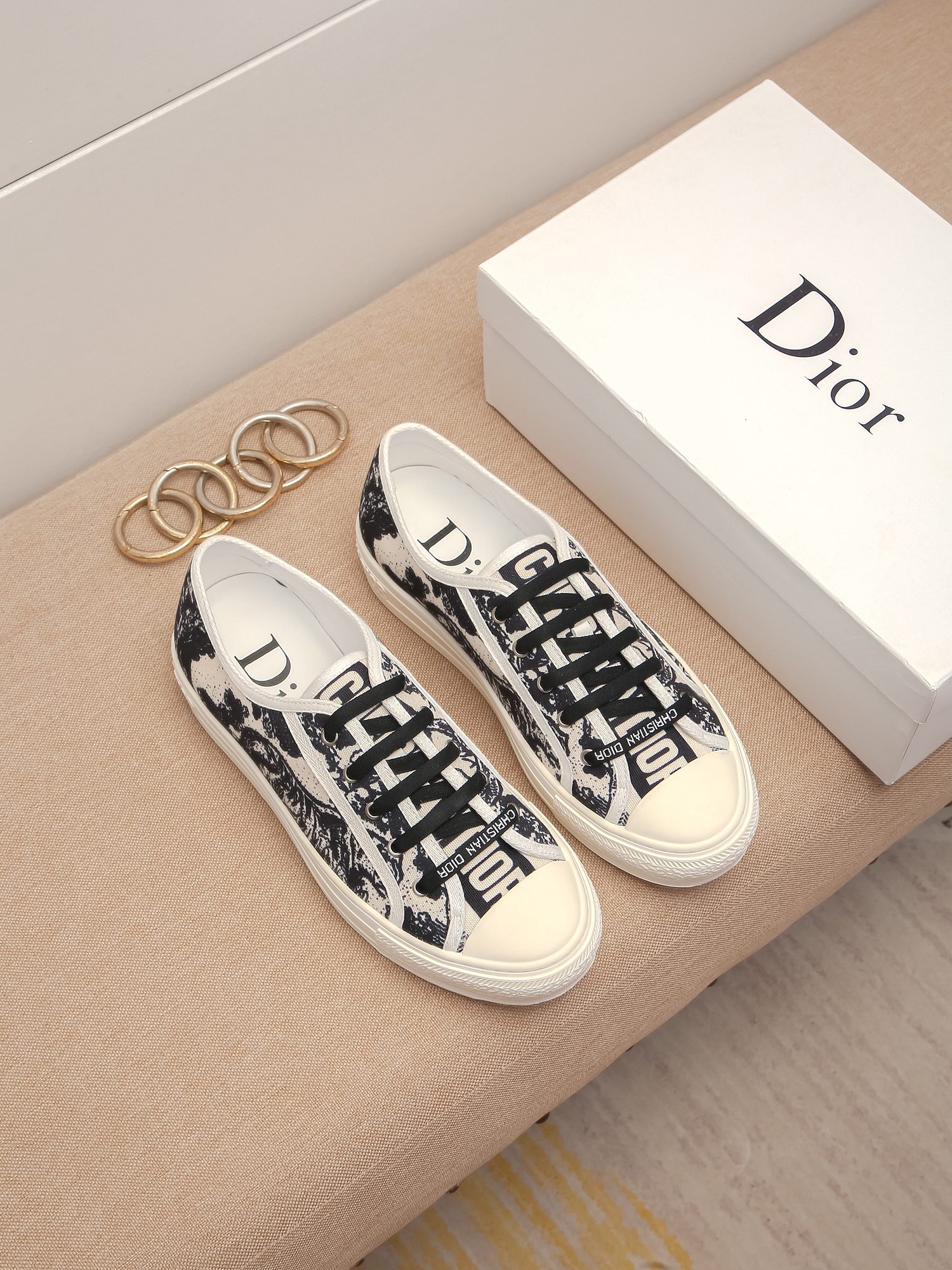 I5 迪奥最新休闲鞋 头层牛皮拼接迪奥用材料，透气羊内里，防滑耐磨橡胶大㡳，亲们你还为穿着搭配鞋发愁那这款鞋你就是你不二的选择38-44 多色选