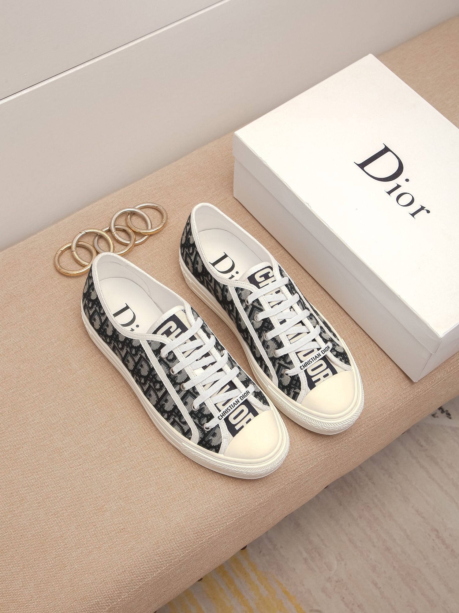 I5 迪奥最新休闲鞋 头层牛皮拼接迪奥用材料，透气羊内里，防滑耐磨橡胶大㡳，亲们你还为穿着搭配鞋发愁那这款鞋你就是你不二的选择38-44 多色选