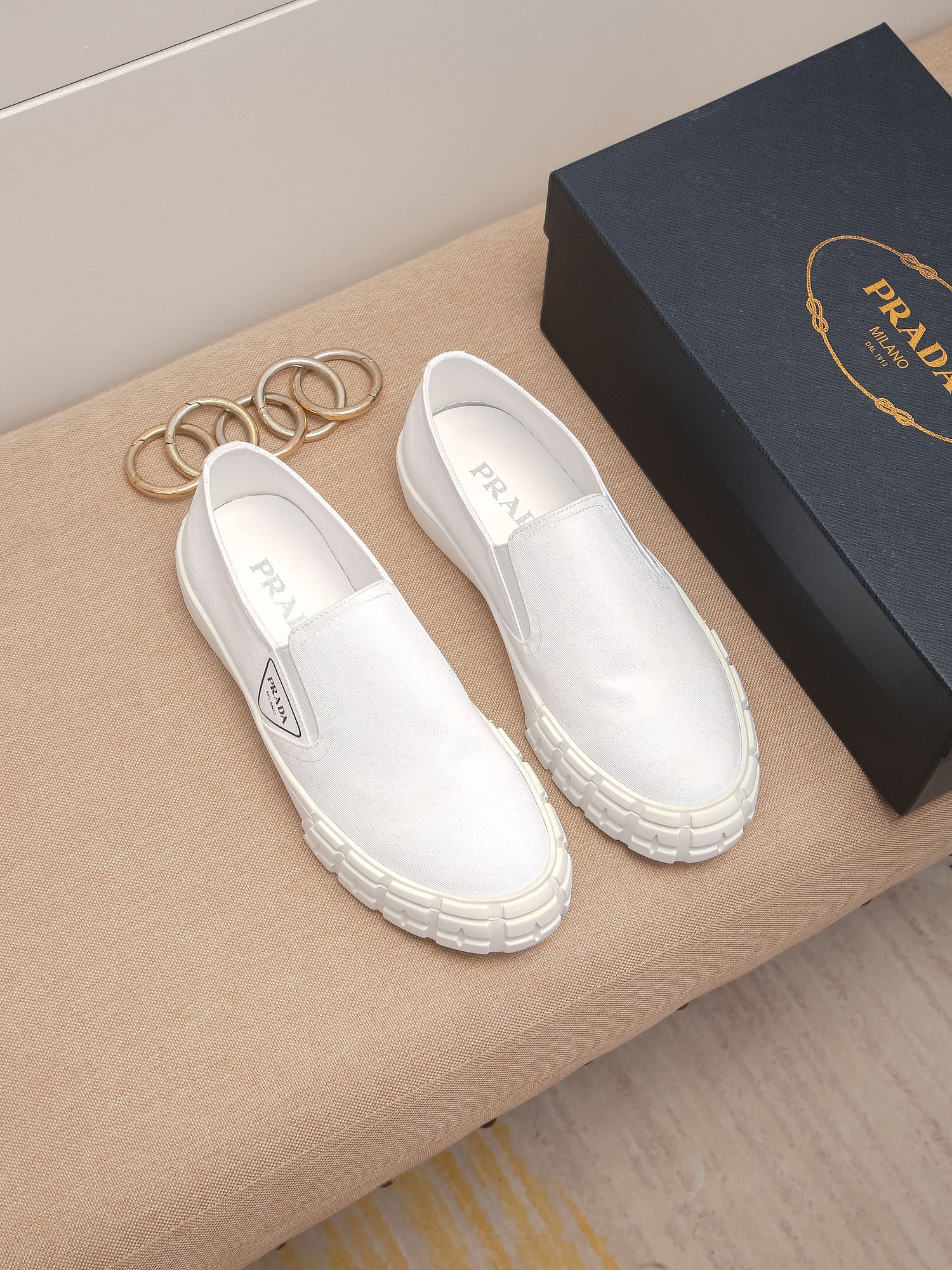 I0 PRADA普拉达男鞋 潮男必备休闲鞋浓郁的欧洲时尚气息 大气的鞋楦 屌爆了 高端品质 全进口透气材质真皮里，脚感舒适 轻量化橡胶大底厚而舒适 其独特天赋在于对创新的不懈追求 ，