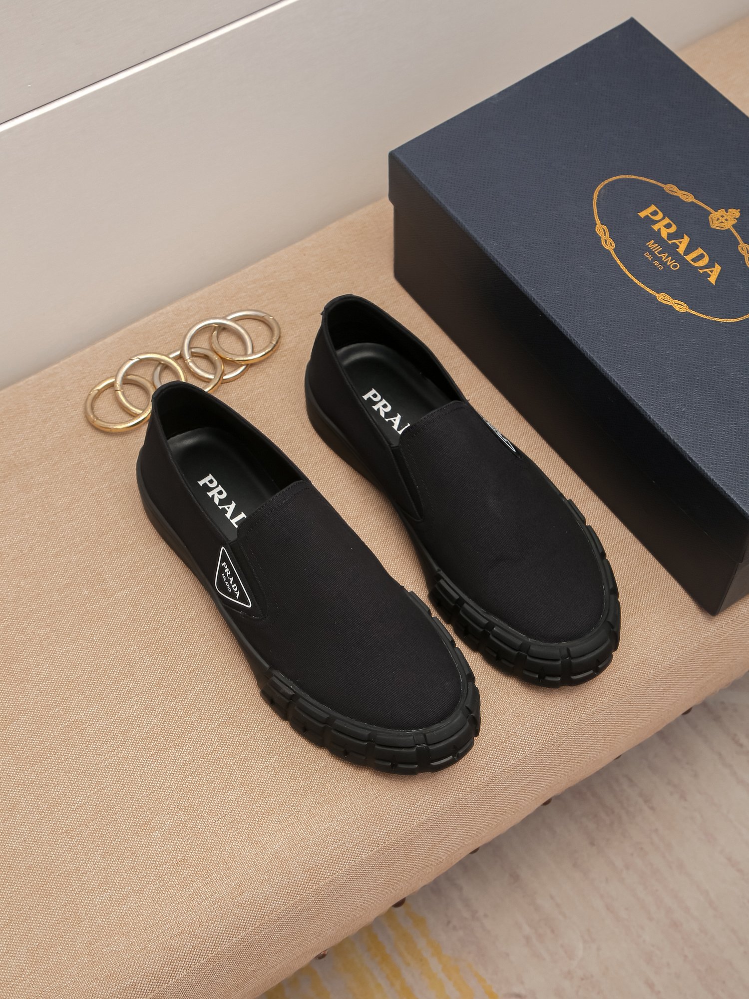 I0 PRADA普拉达男鞋 潮男必备休闲鞋浓郁的欧洲时尚气息 大气的鞋楦 屌爆了 高端品质 全进口透气材质真皮里，脚感舒适 轻量化橡胶大底厚而舒适 其独特天赋在于对创新的不懈追求 ，