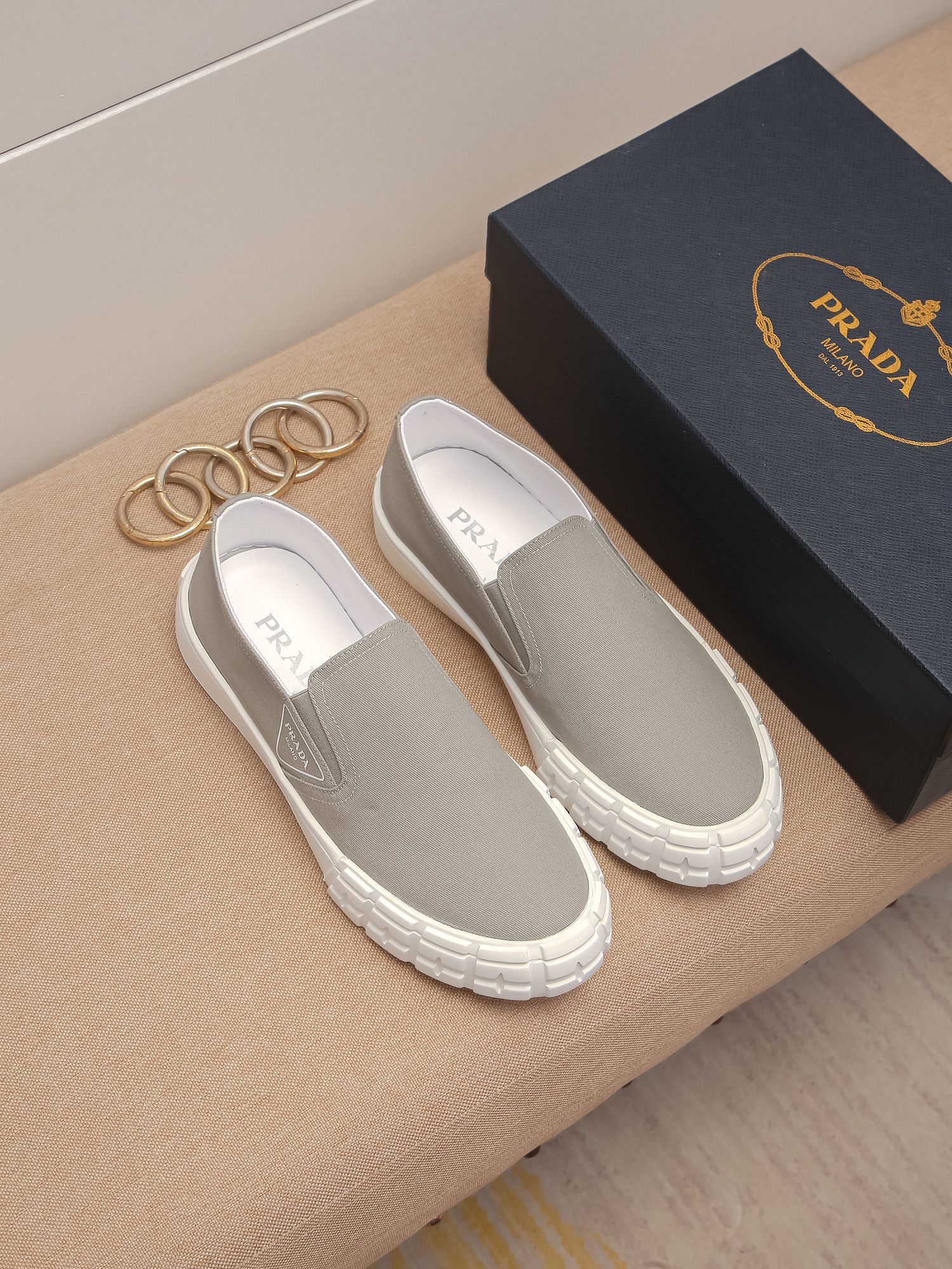 I0 PRADA普拉达男鞋 潮男必备休闲鞋浓郁的欧洲时尚气息 大气的鞋楦 屌爆了 高端品质 全进口透气材质真皮里，脚感舒适 轻量化橡胶大底厚而舒适 其独特天赋在于对创新的不懈追求 ，