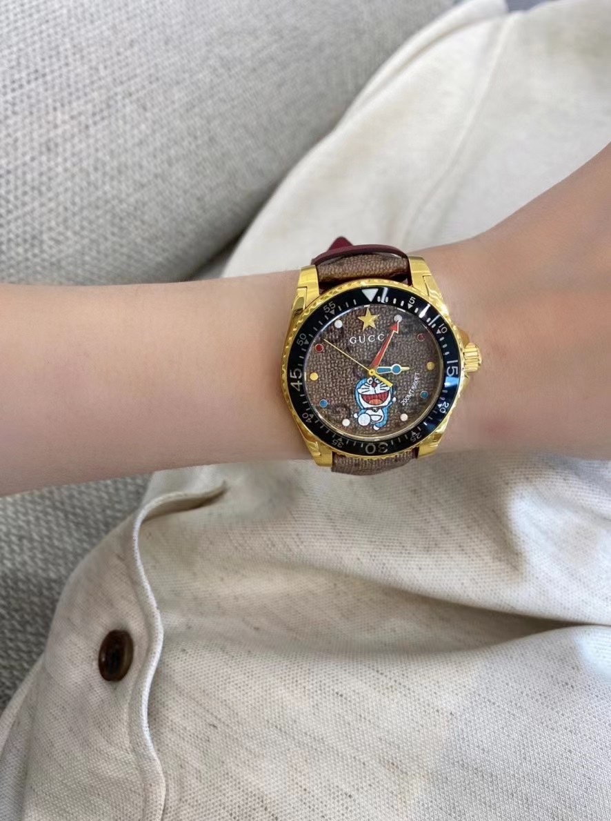 Gucci 古驰 Doraemon x Gucci Dive 联名系列腕表 结合单向旋转表圈潜水表 元素