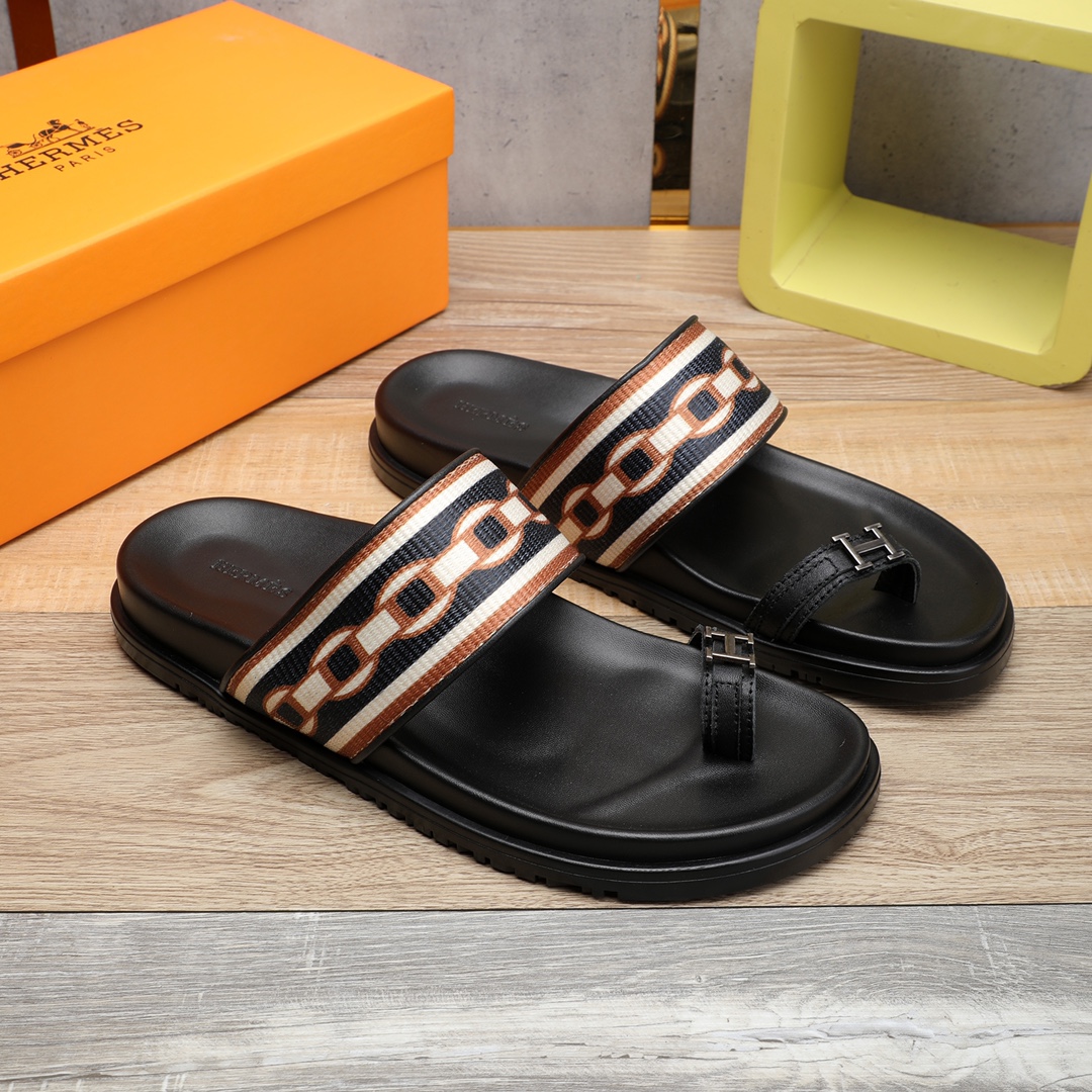 I0 。 重金打造，你懂的爱玛仕进口头层牛皮，高端1:1开模定制，原版升级版大底，更轻便，防滑。市场顶级品质，众多明星亲身演绎，时尚主打潮流，百搭爆款，简单不失品味，潮人必备，散发时尚休闲气息，时尚就在脚下，自信满满，专柜同款包装齐全，夏季拖鞋的季节来了，穿起来🚸，38-46