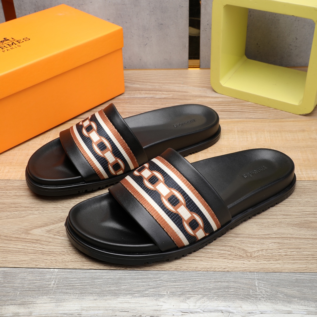 I0 。 重金打造，你懂的爱玛仕进口头层牛皮，高端1:1开模定制，原版升级版大底，更轻便，防滑。市场顶级品质，众多明星亲身演绎，时尚主打潮流，百搭爆款，简单不失品味，潮人必备，散发时尚休闲气息，时尚就在脚下，自信满满，专柜同款包装齐全，夏季拖鞋的季节来了，穿起来🚸，38-46