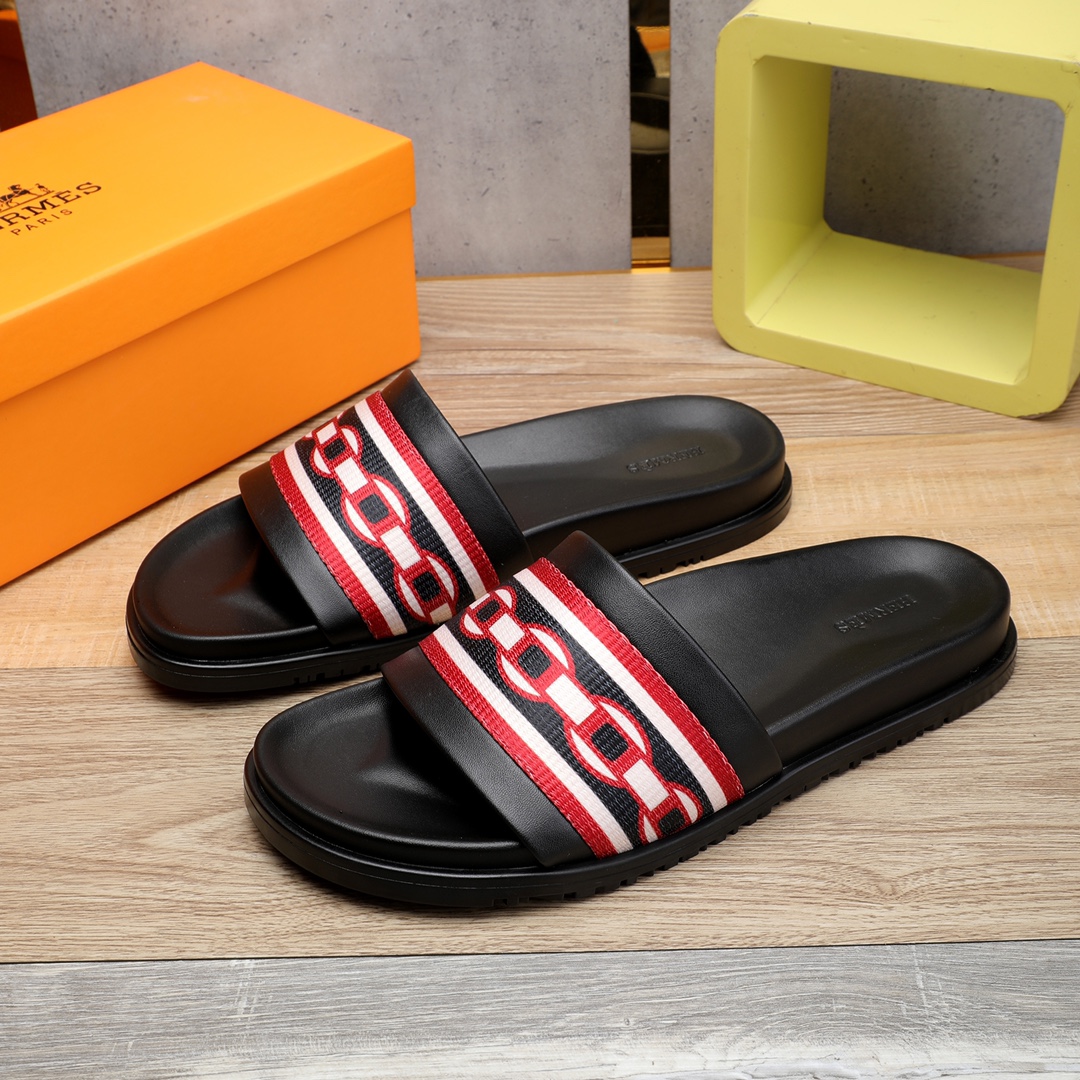 I0 。 重金打造，你懂的爱玛仕进口头层牛皮，高端1:1开模定制，原版升级版大底，更轻便，防滑。市场顶级品质，众多明星亲身演绎，时尚主打潮流，百搭爆款，简单不失品味，潮人必备，散发时尚休闲气息，时尚就在脚下，自信满满，专柜同款包装齐全，夏季拖鞋的季节来了，穿起来🚸，38-46