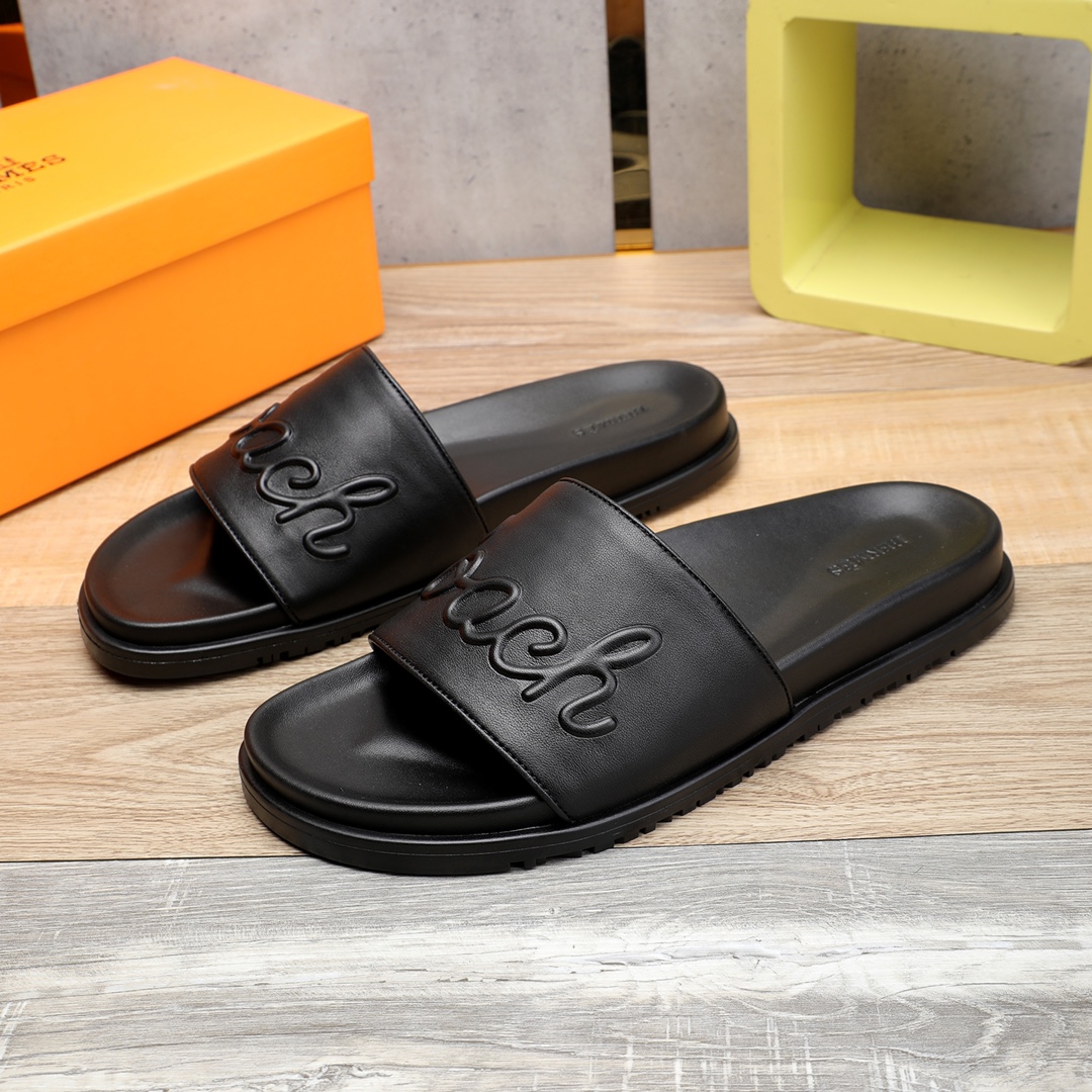 I0 。 重金打造，你懂的爱玛仕进口头层牛皮，高端1:1开模定制，原版升级版大底，更轻便，防滑。市场顶级品质，众多明星亲身演绎，时尚主打潮流，百搭爆款，简单不失品味，潮人必备，散发时尚休闲气息，时尚就在脚下，自信满满，专柜同款包装齐全，夏季拖鞋的季节来了，穿起来🚸，38-46