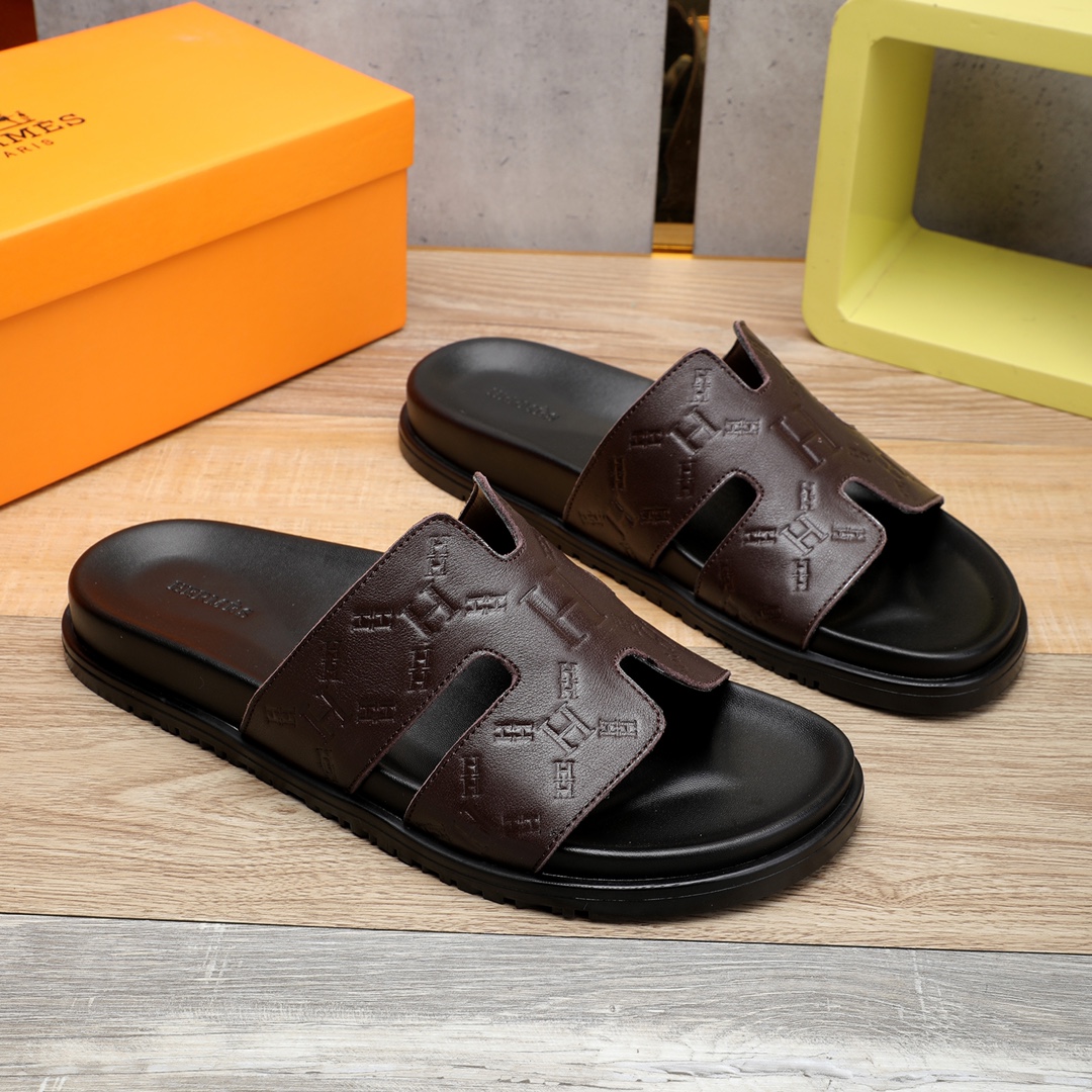 I0 。 重金打造，你懂的爱玛仕进口头层牛皮，高端1:1开模定制，原版升级版大底，更轻便，防滑。市场顶级品质，众多明星亲身演绎，时尚主打潮流，百搭爆款，简单不失品味，潮人必备，散发时尚休闲气息，时尚就在脚下，自信满满，专柜同款包装齐全，夏季拖鞋的季节来了，穿起来🚸，38-46