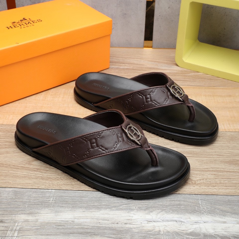 I0 。 重金打造，你懂的爱玛仕进口头层牛皮，高端1:1开模定制，原版升级版大底，更轻便，防滑。市场顶级品质，众多明星亲身演绎，时尚主打潮流，百搭爆款，简单不失品味，潮人必备，散发时尚休闲气息，时尚就在脚下，自信满满，专柜同款包装齐全，夏季拖鞋的季节来了，穿起来🚸，38-46