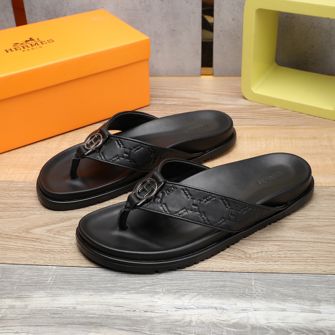 I0 。 重金打造，你懂的爱玛仕进口头层牛皮，高端1:1开模定制，原版升级版大底，更轻便，防滑。市场顶级品质，众多明星亲身演绎，时尚主打潮流，百搭爆款，简单不失品味，潮人必备，散发时尚休闲气息，时尚就在脚下，自信满满，专柜同款包装齐全，夏季拖鞋的季节来了，穿起来🚸，38-46