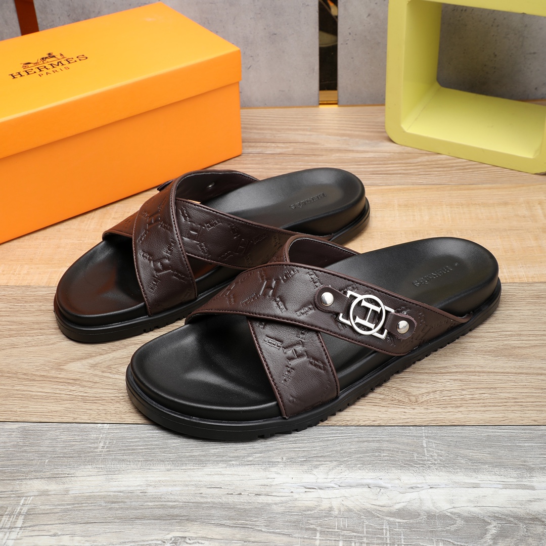 I0 。 重金打造，你懂的爱玛仕进口头层牛皮，高端1:1开模定制，原版升级版大底，更轻便，防滑。市场顶级品质，众多明星亲身演绎，时尚主打潮流，百搭爆款，简单不失品味，潮人必备，散发时尚休闲气息，时尚就在脚下，自信满满，专柜同款包装齐全，夏季拖鞋的季节来了，穿起来🚸，38-46