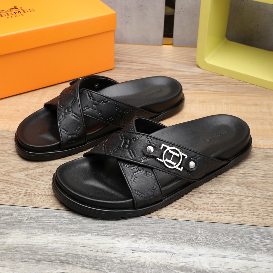 I0 。 重金打造，你懂的爱玛仕进口头层牛皮，高端1:1开模定制，原版升级版大底，更轻便，防滑。市场顶级品质，众多明星亲身演绎，时尚主打潮流，百搭爆款，简单不失品味，潮人必备，散发时尚休闲气息，时尚就在脚下，自信满满，专柜同款包装齐全，夏季拖鞋的季节来了，穿起来🚸，38-46