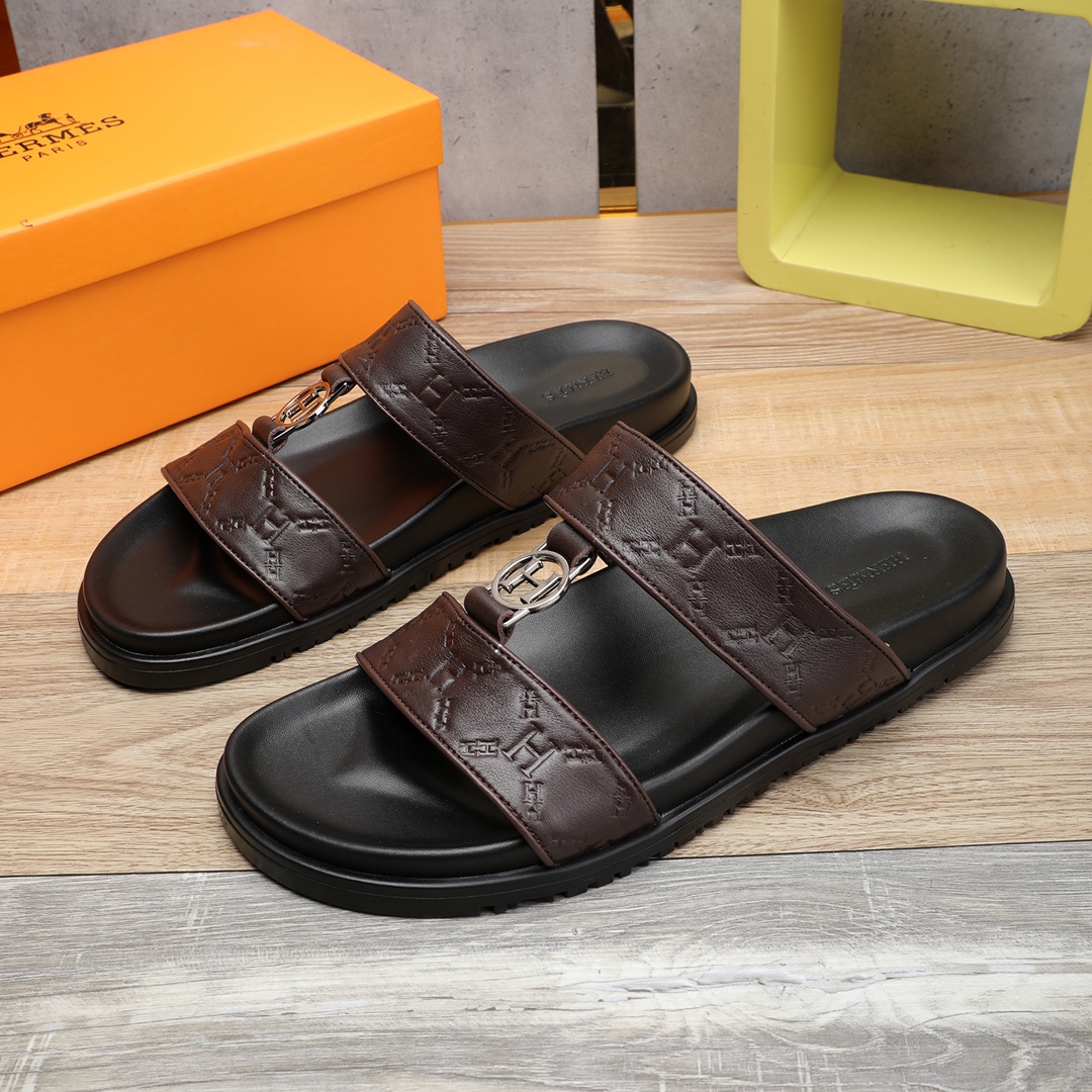 I0 。 重金打造，你懂的爱玛仕进口头层牛皮，高端1:1开模定制，原版升级版大底，更轻便，防滑。市场顶级品质，众多明星亲身演绎，时尚主打潮流，百搭爆款，简单不失品味，潮人必备，散发时尚休闲气息，时尚就在脚下，自信满满，专柜同款包装齐全，夏季拖鞋的季节来了，穿起来🚸，38-46