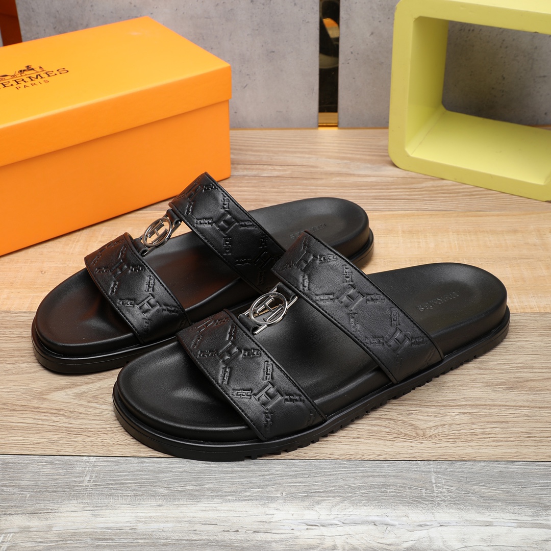 I0 。 重金打造，你懂的爱玛仕进口头层牛皮，高端1:1开模定制，原版升级版大底，更轻便，防滑。市场顶级品质，众多明星亲身演绎，时尚主打潮流，百搭爆款，简单不失品味，潮人必备，散发时尚休闲气息，时尚就在脚下，自信满满，专柜同款包装齐全，夏季拖鞋的季节来了，穿起来🚸，38-46