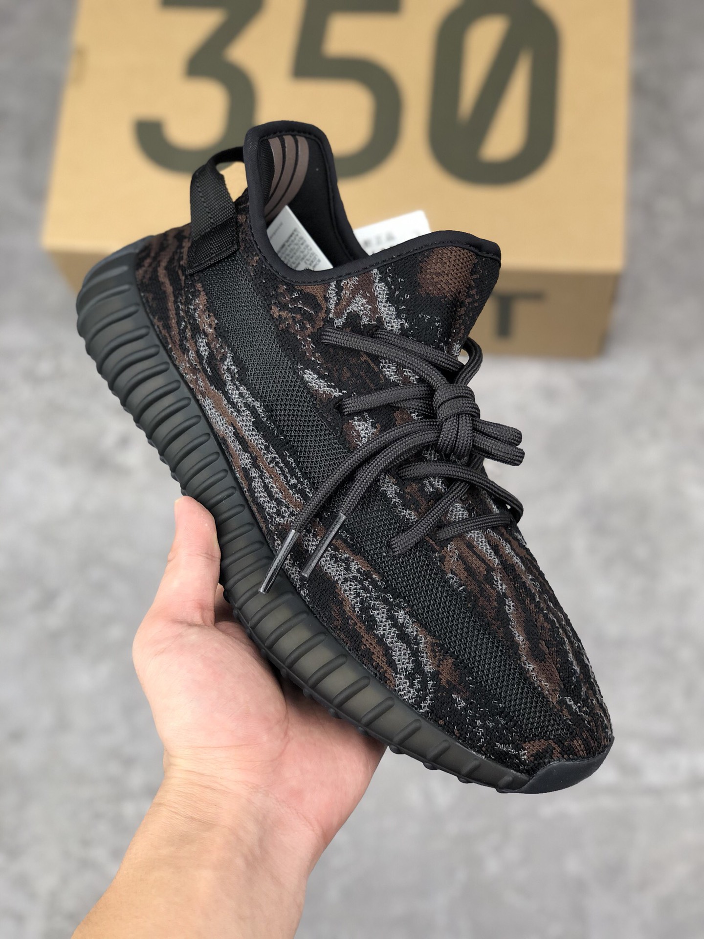  支持放店
阿迪达斯Adidas YEEZY BOOST 350 V2 黑蓝暴龙兽  ,采用黑色为主调，缀以橙、蓝双色纹理,呈现出混色的视觉效果,这让不少人联想到了《数码宝贝》里的「暴龙兽」。虽然不确定大家的接受度如何,但是从上脚效果来看还是比较酷炫的。
尺码：35 36 36²/₃ 37¹/₃ 38 38²/₃ 39¹/₃ 40 40²/₃ 41¹/₃ 42 42²/₃ 43¹/₃ 44 44²/₃ 45¹/₃ 46 47 48
货号：GW3774