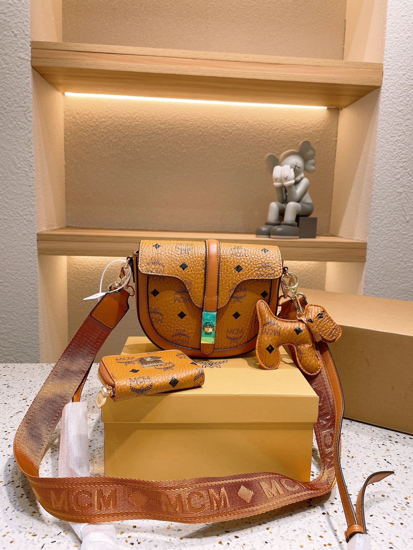 J5 mcm 马鞍包斜挎 经典三件套 卡包挂件吴宣仪乔欣同款 单肩斜挎包2021时尚复古马鞍包小包半圆包 尺寸1915cm，编码202105，