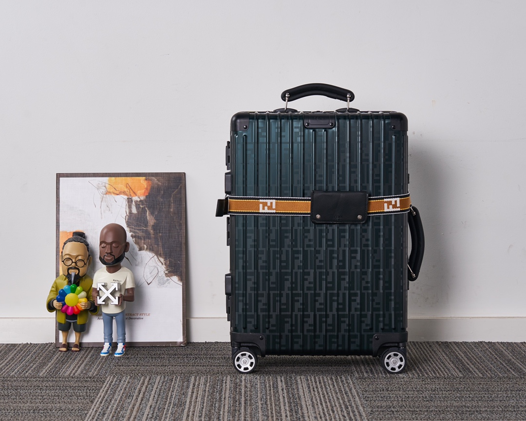 Maleta Rimowa x Fendi, fabricada con aleación de aluminio de primera calidad, extremadamente clásica y elegante. Además…