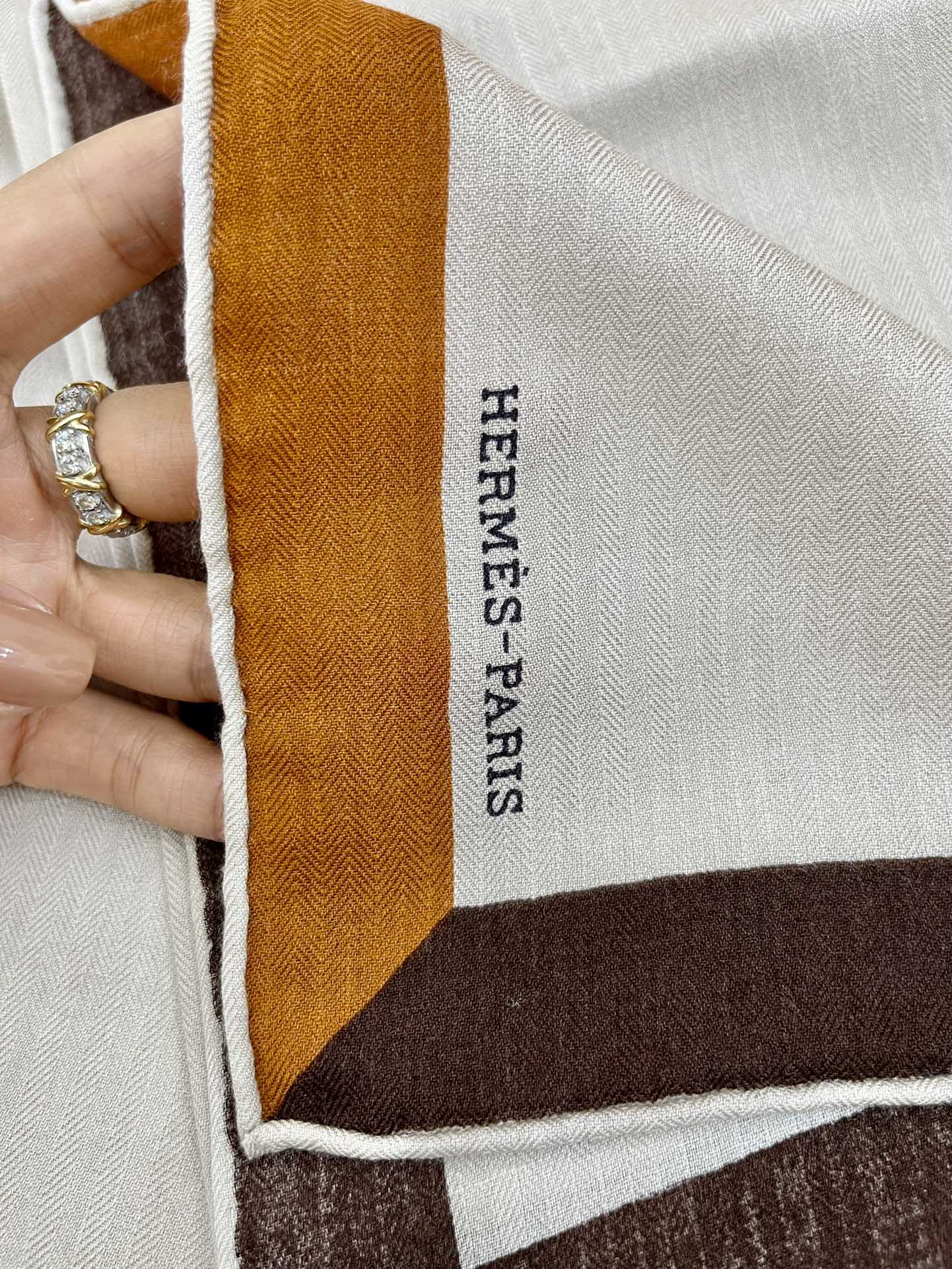 Hermes爱马仕盾形纹章图案印花全新纯色真丝方巾