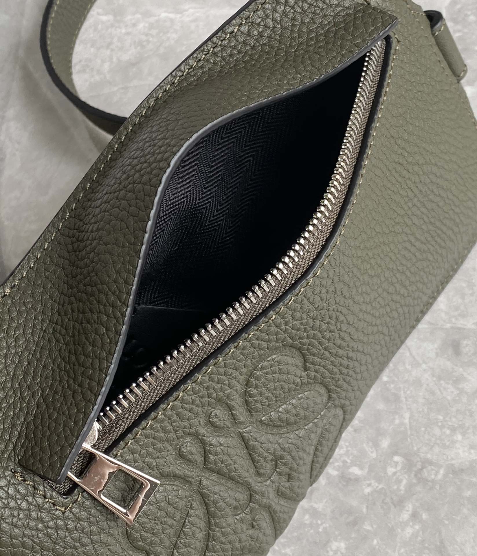 LOEWE罗意威 牛皮粒面垂直T型小包手机包 0661墨绿