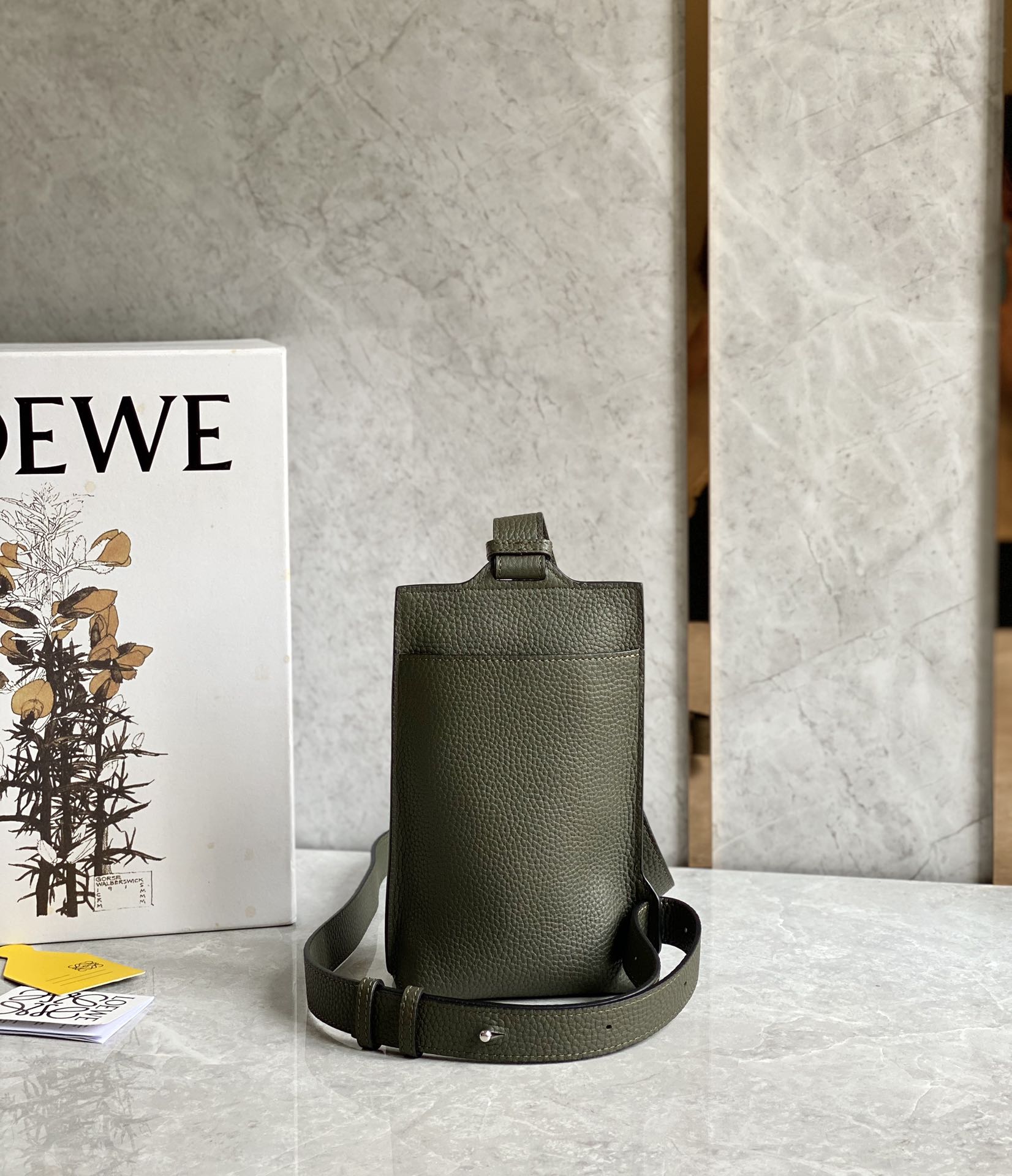 LOEWE罗意威 牛皮粒面垂直T型小包手机包 0661墨绿
