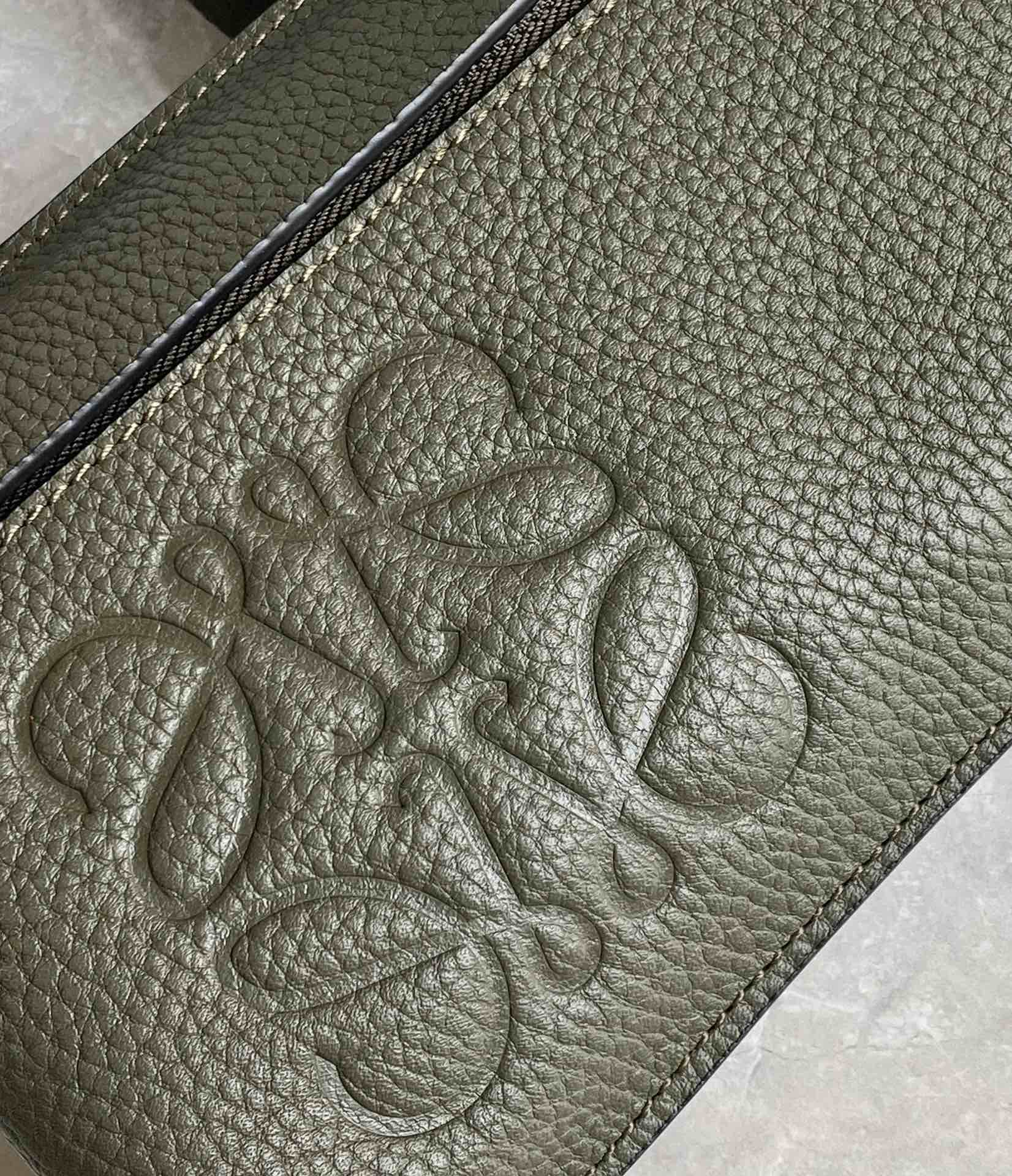 LOEWE罗意威 牛皮粒面垂直T型小包手机包 0661墨绿