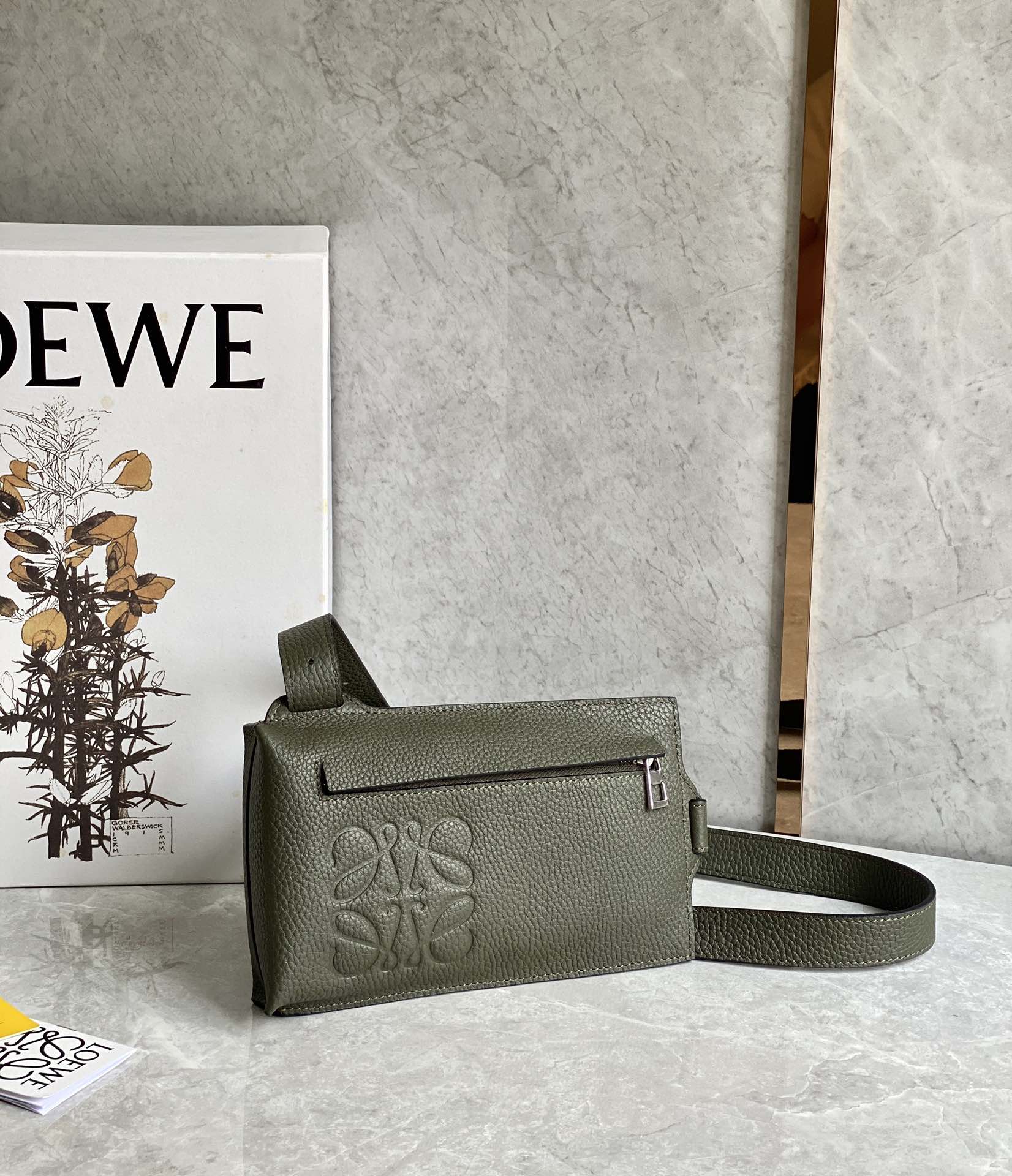 LOEWE罗意威 牛皮粒面垂直T型小包手机包 0661墨绿