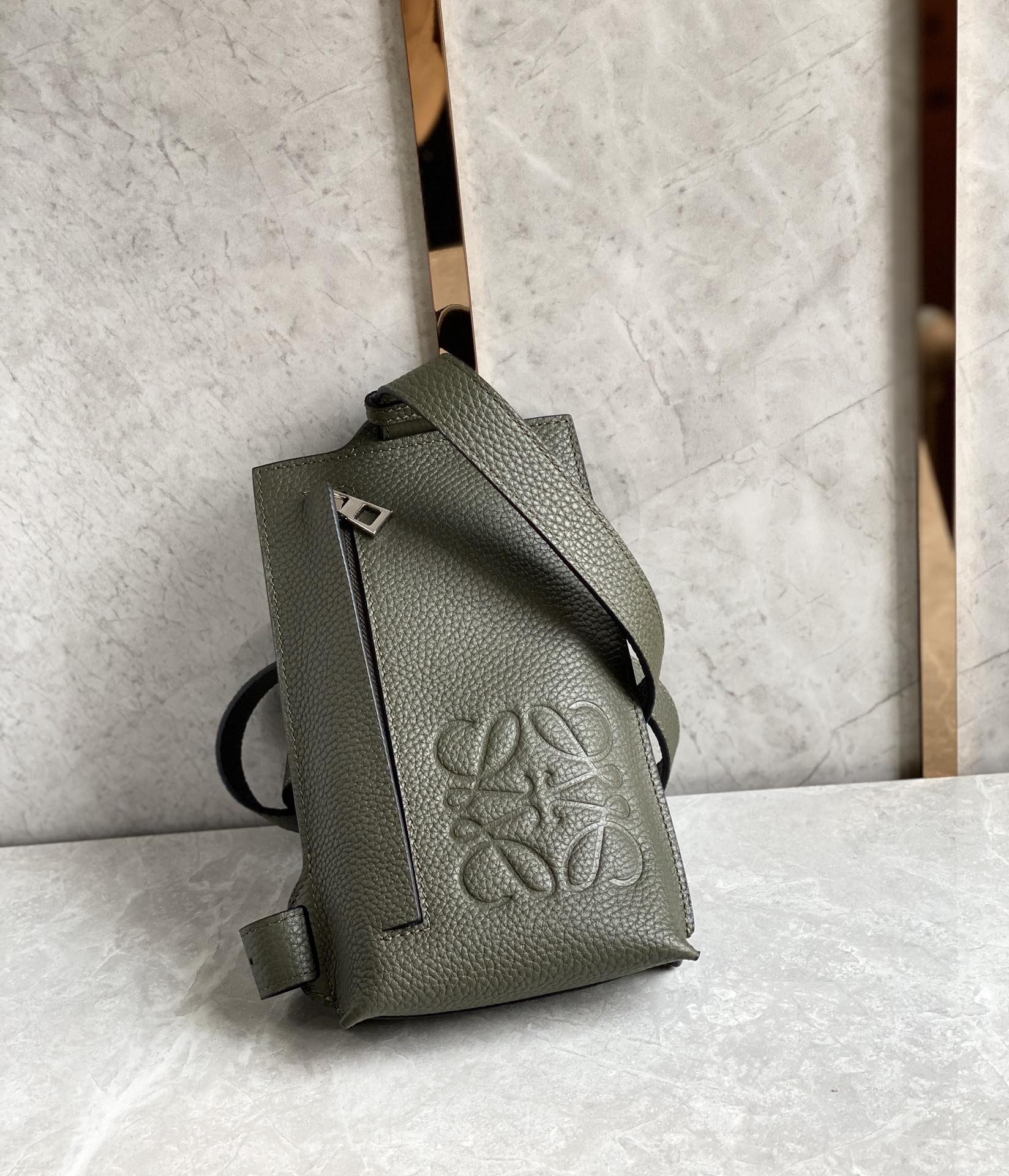 LOEWE罗意威 牛皮粒面垂直T型小包手机包 0661墨绿
