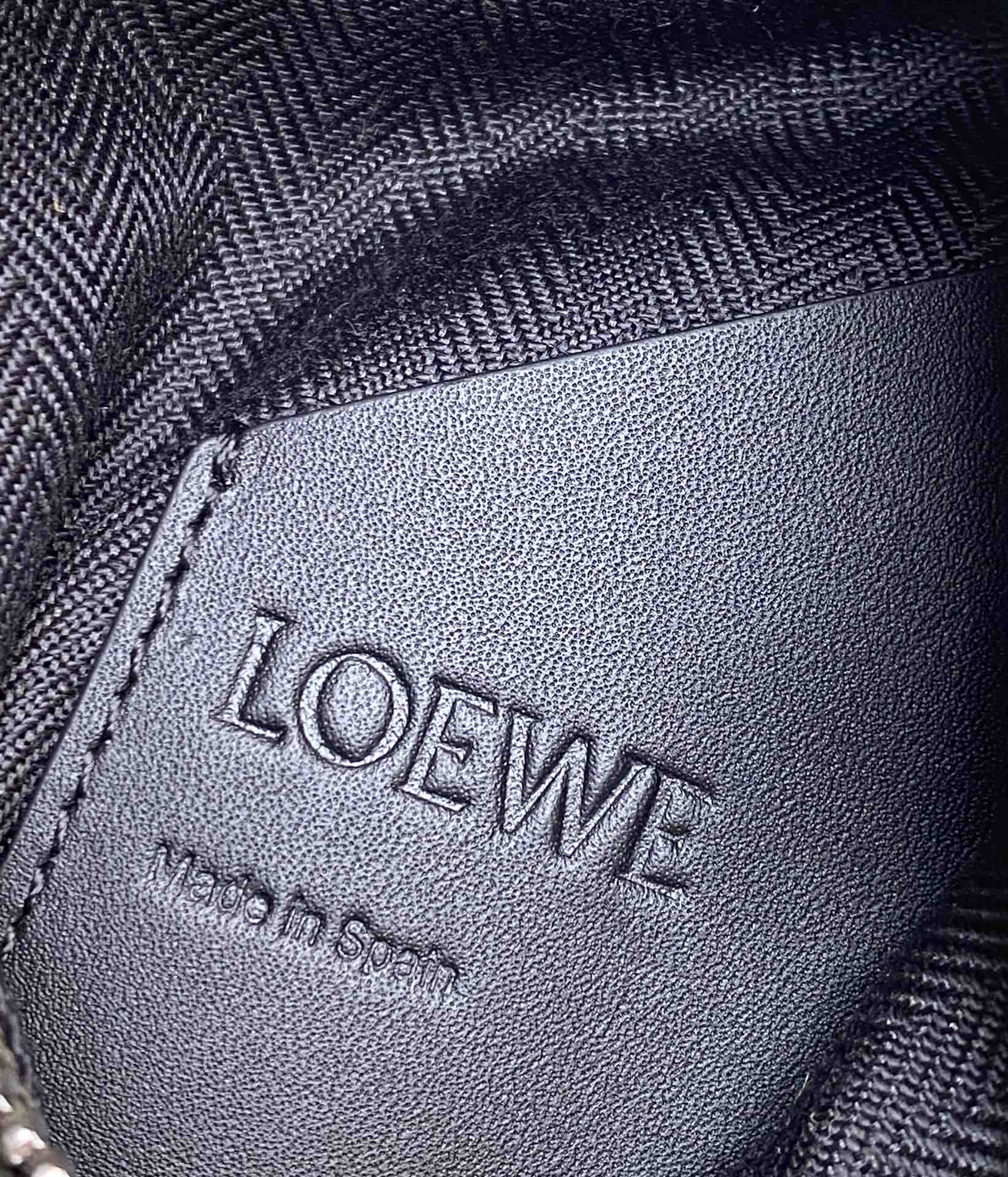LOEWE罗意威 牛皮粒面垂直T型小包手机包 0661墨绿