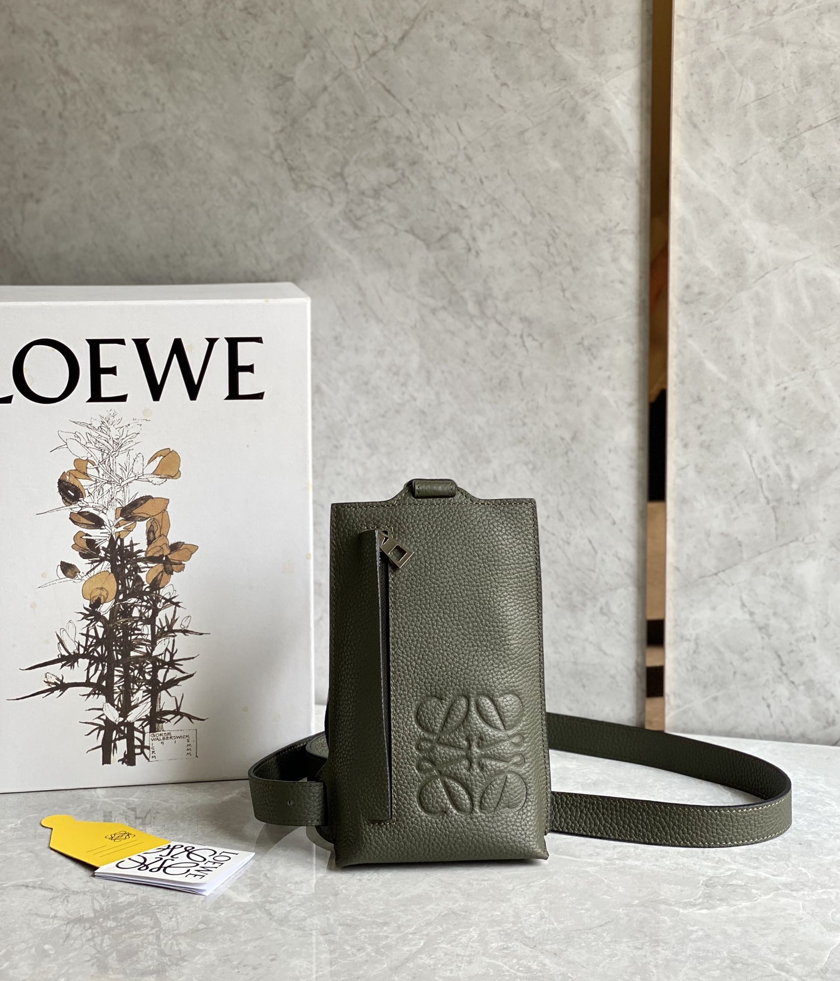 LOEWE罗意威 牛皮粒面垂直T型小包手机包 0661墨绿