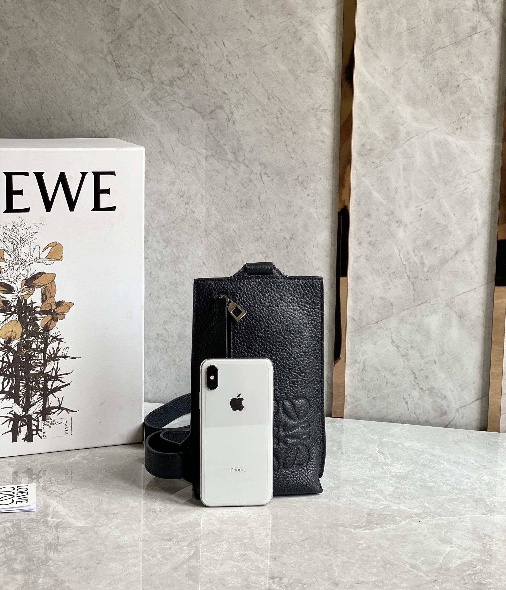 LOEWE罗意威 牛皮粒面垂直T型小包手机包 0661黑色