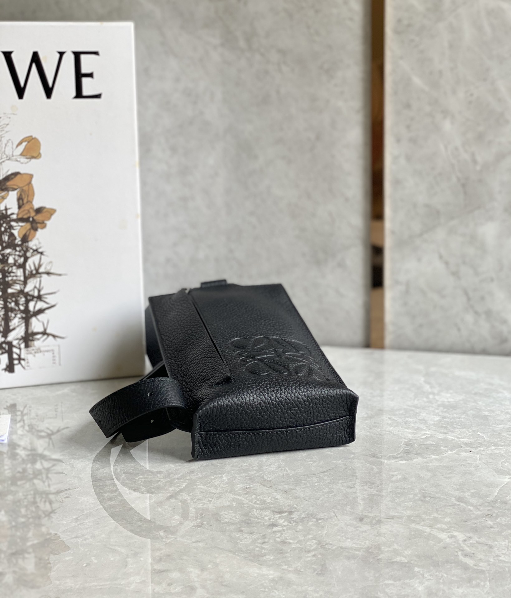 LOEWE罗意威 牛皮粒面垂直T型小包手机包 0661黑色