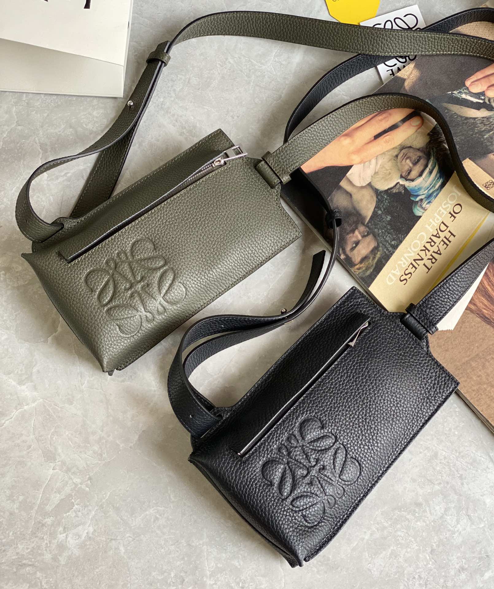 LOEWE罗意威 牛皮粒面垂直T型小包手机包 0661黑色