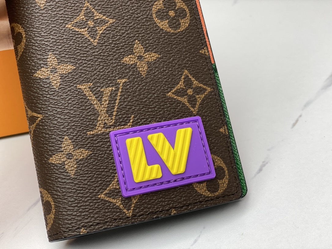 Bifold wallet open view with cash compartment