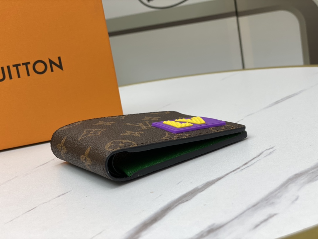 Side profile view of the bifold leather wallet