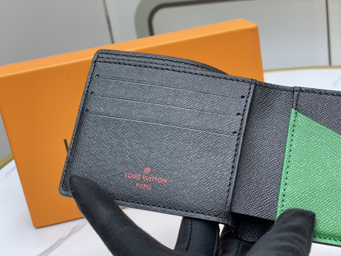 Cash compartment of the bifold leather wallet