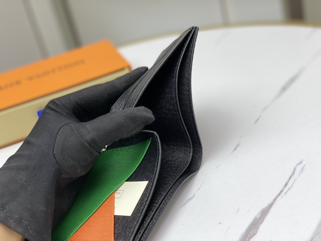 Product in use showing the wallet in a pocket or bag.