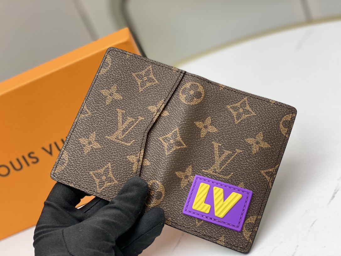 Classic leather card holder front