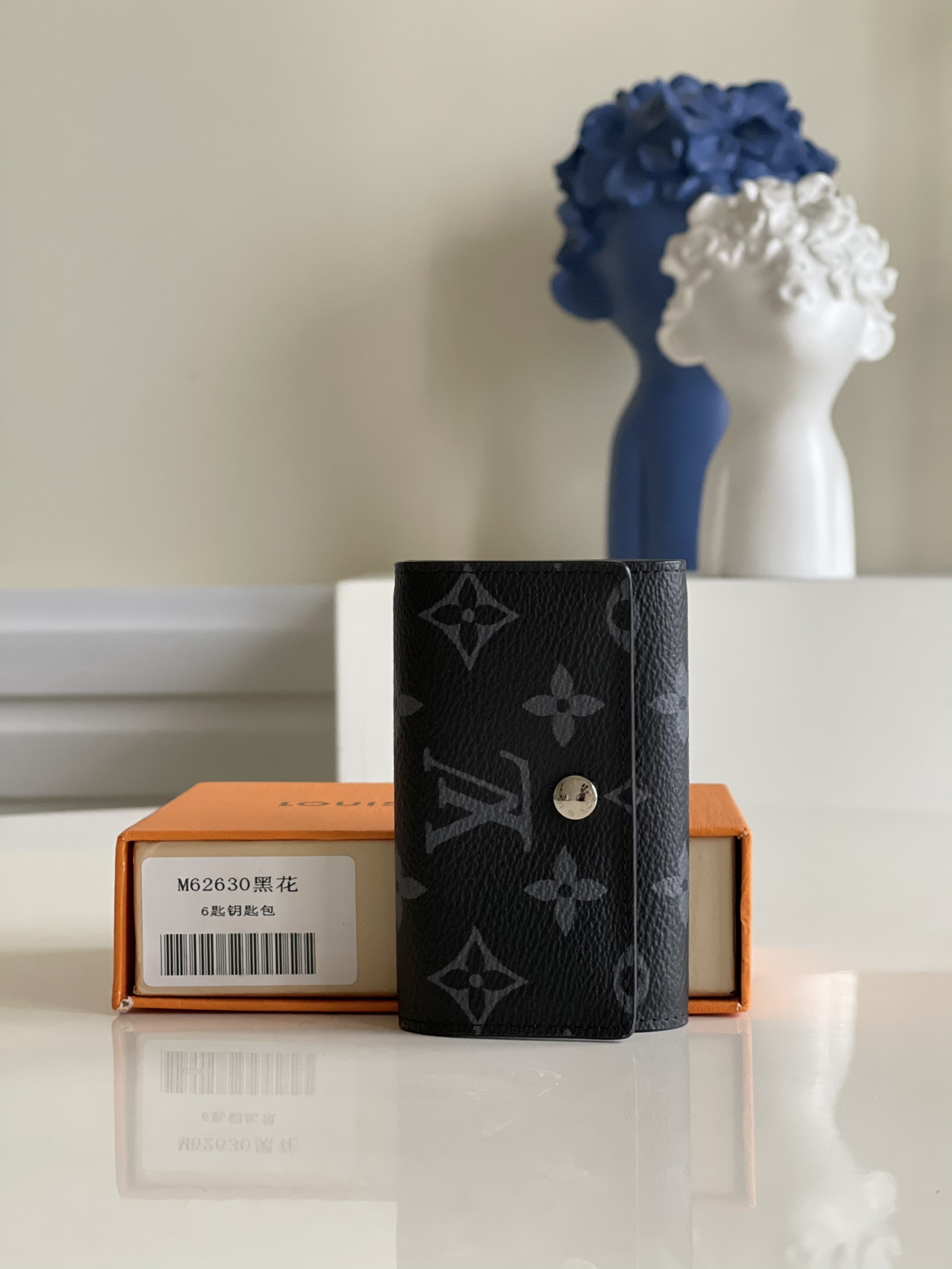 NO:397351,[Exclusive real photo of M62630 black flower] A small and exquisite design key bag!  It has six locks that can be fastened with six keys. Made of Monogram canvas, lined with handbags or briefcases, which are both practical and beautiful. Size 10x7cm v., LV [original leather], louis vuitton19860909【独家实拍M62630黑花】 设计小巧精致的钥匙包！设有六个可系扣六把钥匙的锁扣.采用Monogram帆布制造,配衬手袋或公事包,既实用又美观.尺寸10x7cm v.,LV【原厂皮】,louis vuitton,Bag