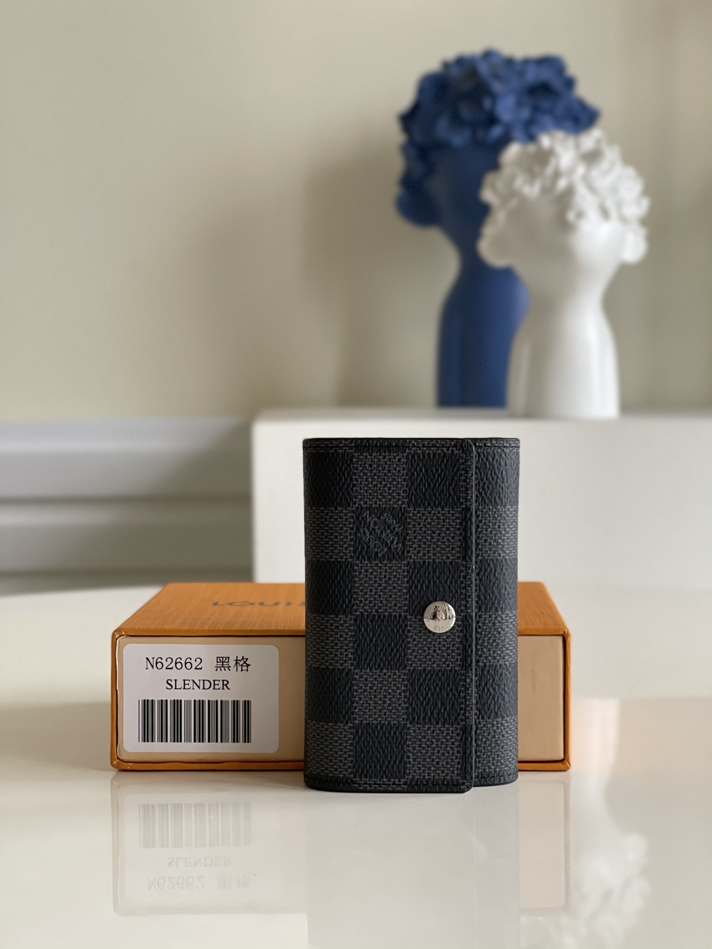 NO:397354,[Exclusive real shot of M62662 Black Grid] A small and exquisite design key bag!  It has six locks that can be fastened with six keys. Made of Monogram canvas, lined with handbags or briefcases, which are both practical and beautiful. Size 10x7cm v., LV [original leather], louis vuitton19860909【独家实拍M62662黑格】 设计小巧精致的钥匙包！设有六个可系扣六把钥匙的锁扣.采用Monogram帆布制造,配衬手袋或公事包,既实用又美观.尺寸10x7cm v.,LV【原厂皮】,louis vuitton,Bag