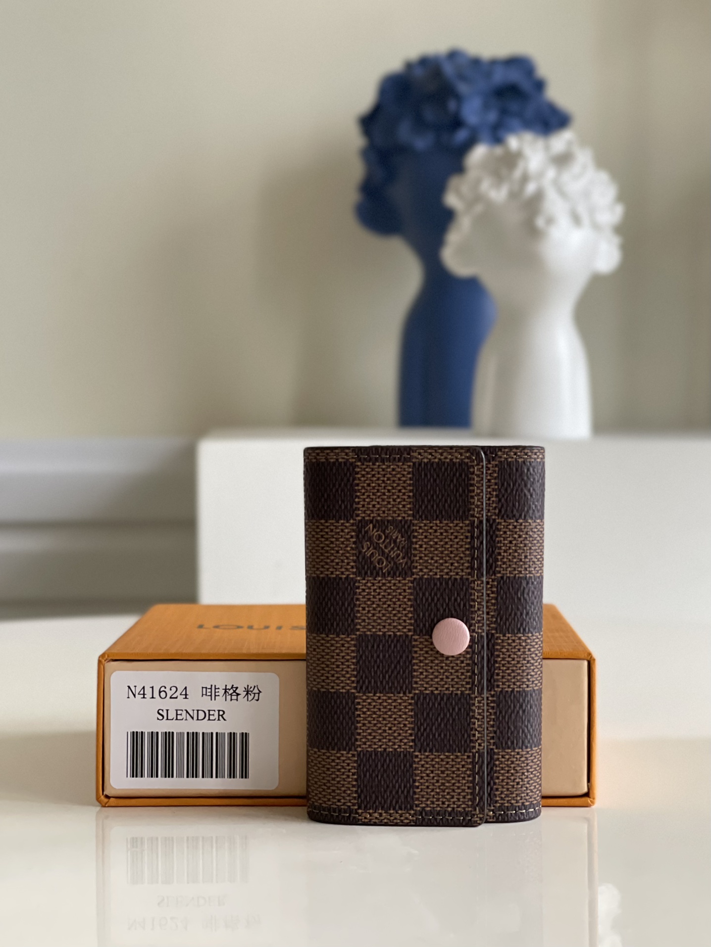 NO:397360,[Exclusive real photo M41624 Kag Powder] A small and exquisite key bag!  It has six locks that can be fastened with six keys. Made of Monogram canvas, lined with handbags or briefcases, which are both practical and beautiful. Size 10x7cm v., LV [original leather], louis vuitton19860909【独家实拍M41624咖格粉】 设计小巧精致的钥匙包！设有六个可系扣六把钥匙的锁扣.采用Monogram帆布制造,配衬手袋或公事包,既实用又美观.尺寸10x7cm v.,LV【原厂皮】,louis vuitton,Bag